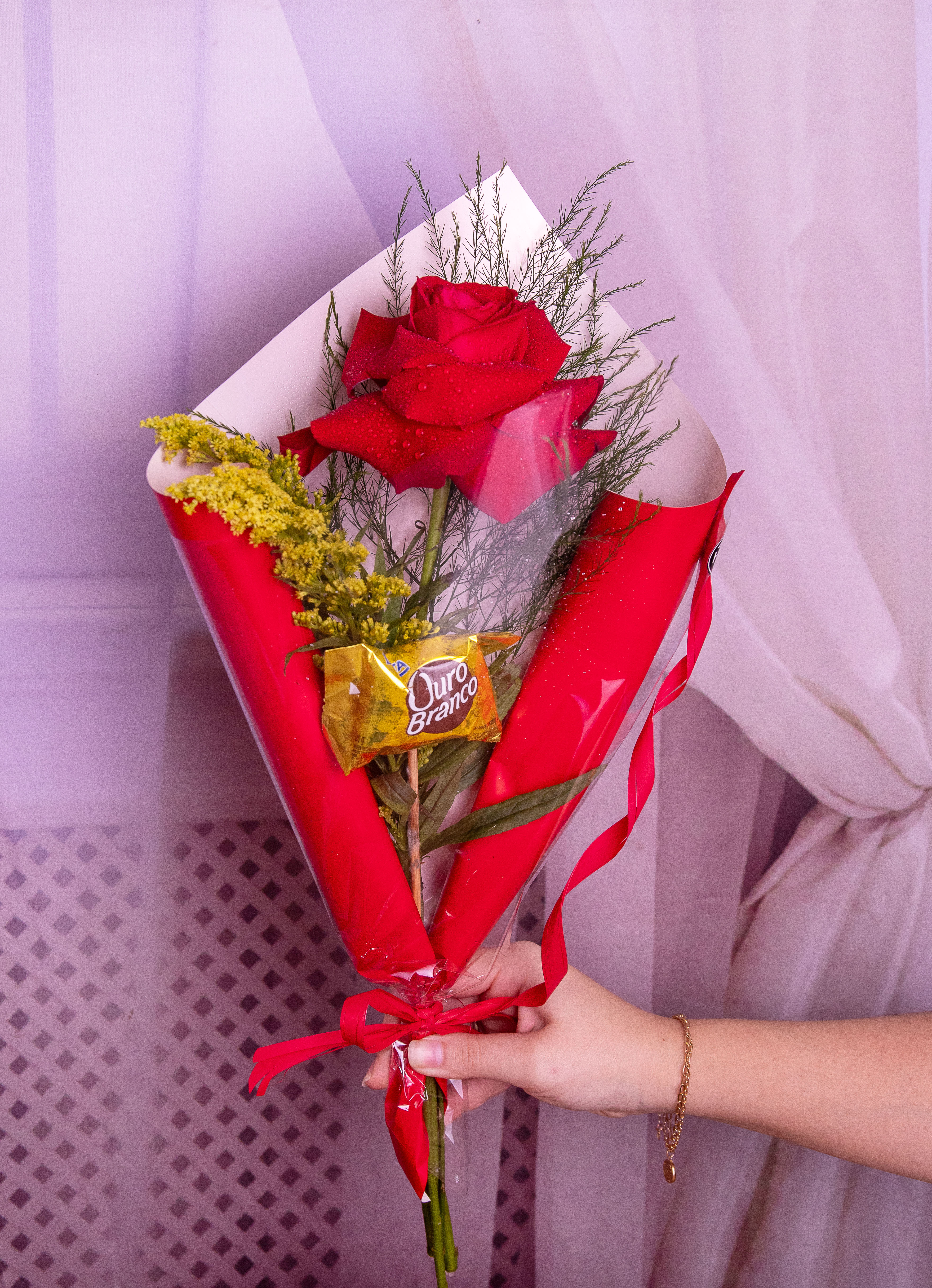Uma Rosa Importada Solitária  com Bombom