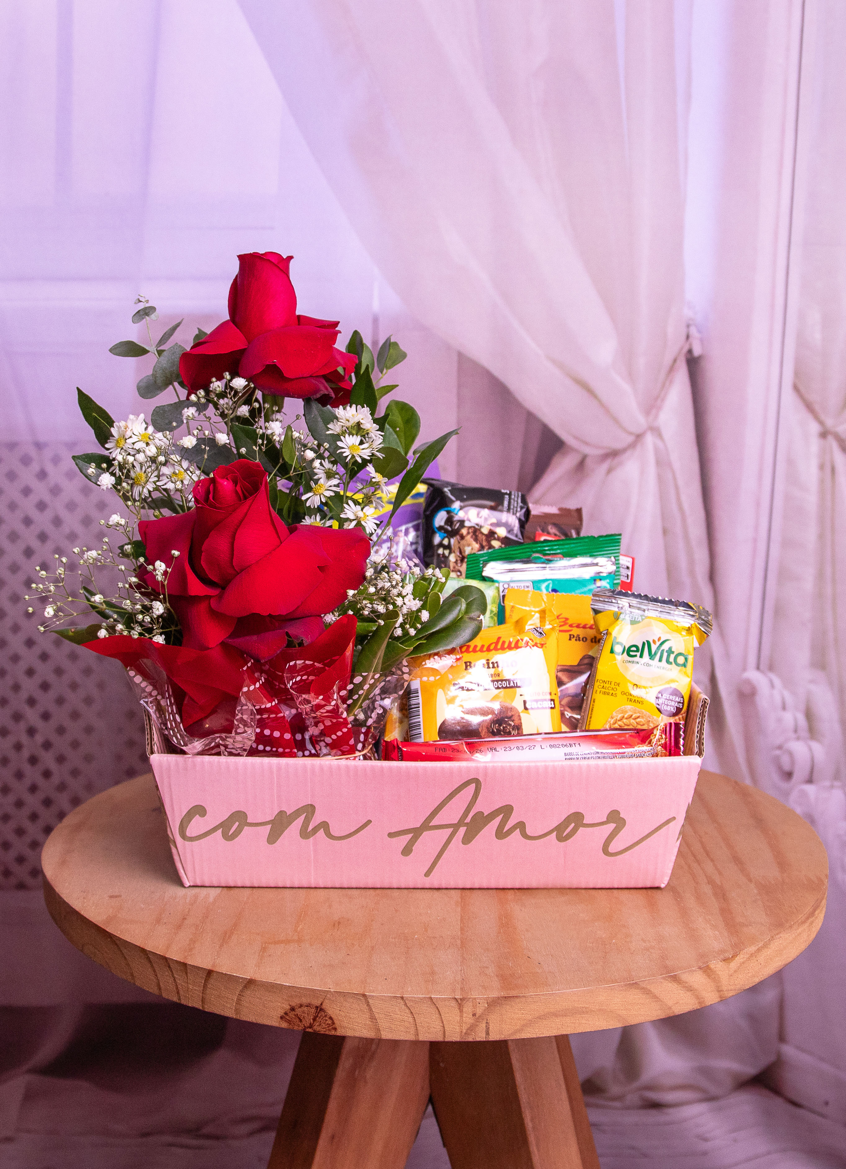 Cesta de Café da Manhã com Duas Rosas Vermelhas Nacionais