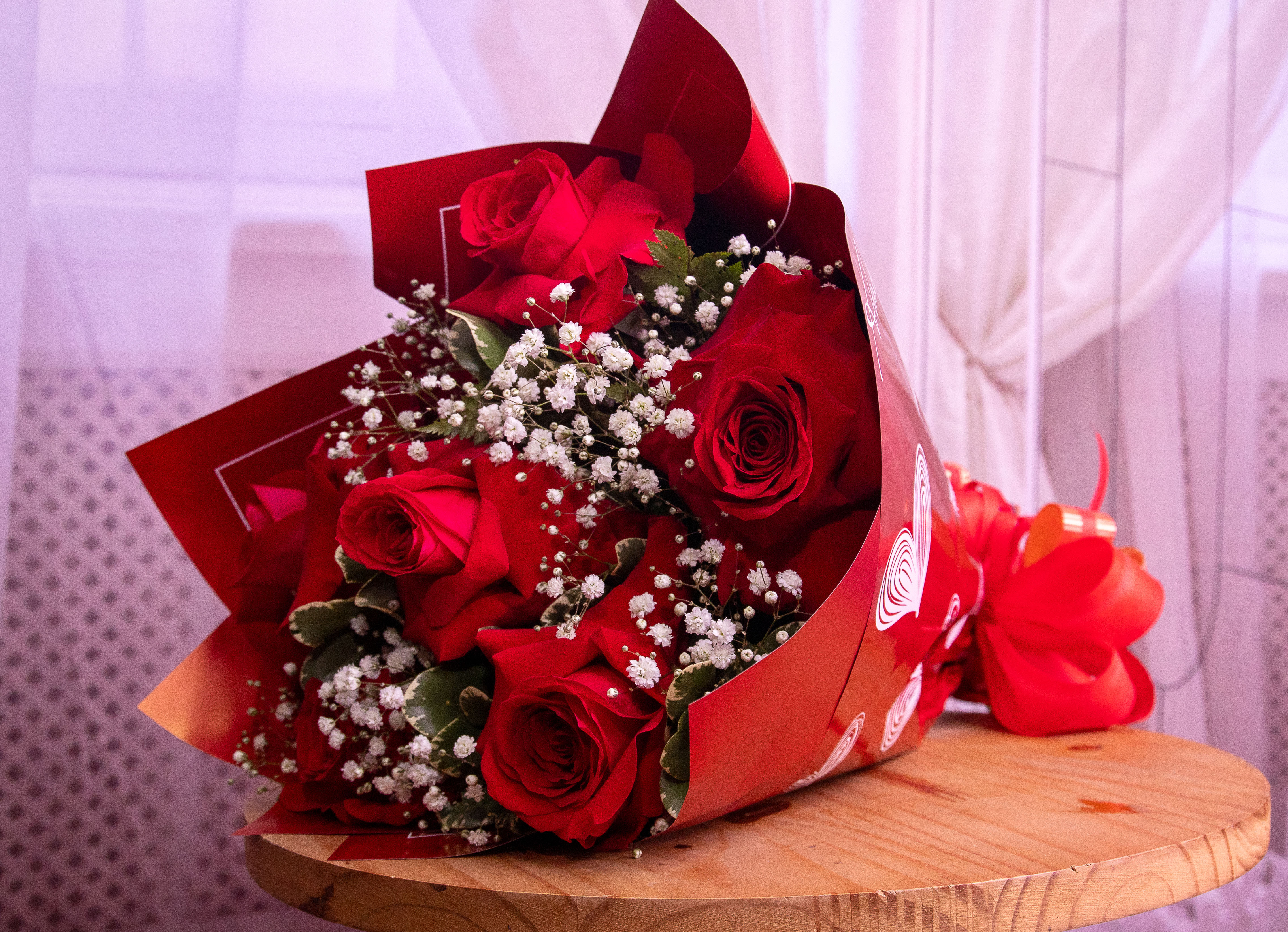Buquê com Seis Rosas Vermelhas Importadas Redondo