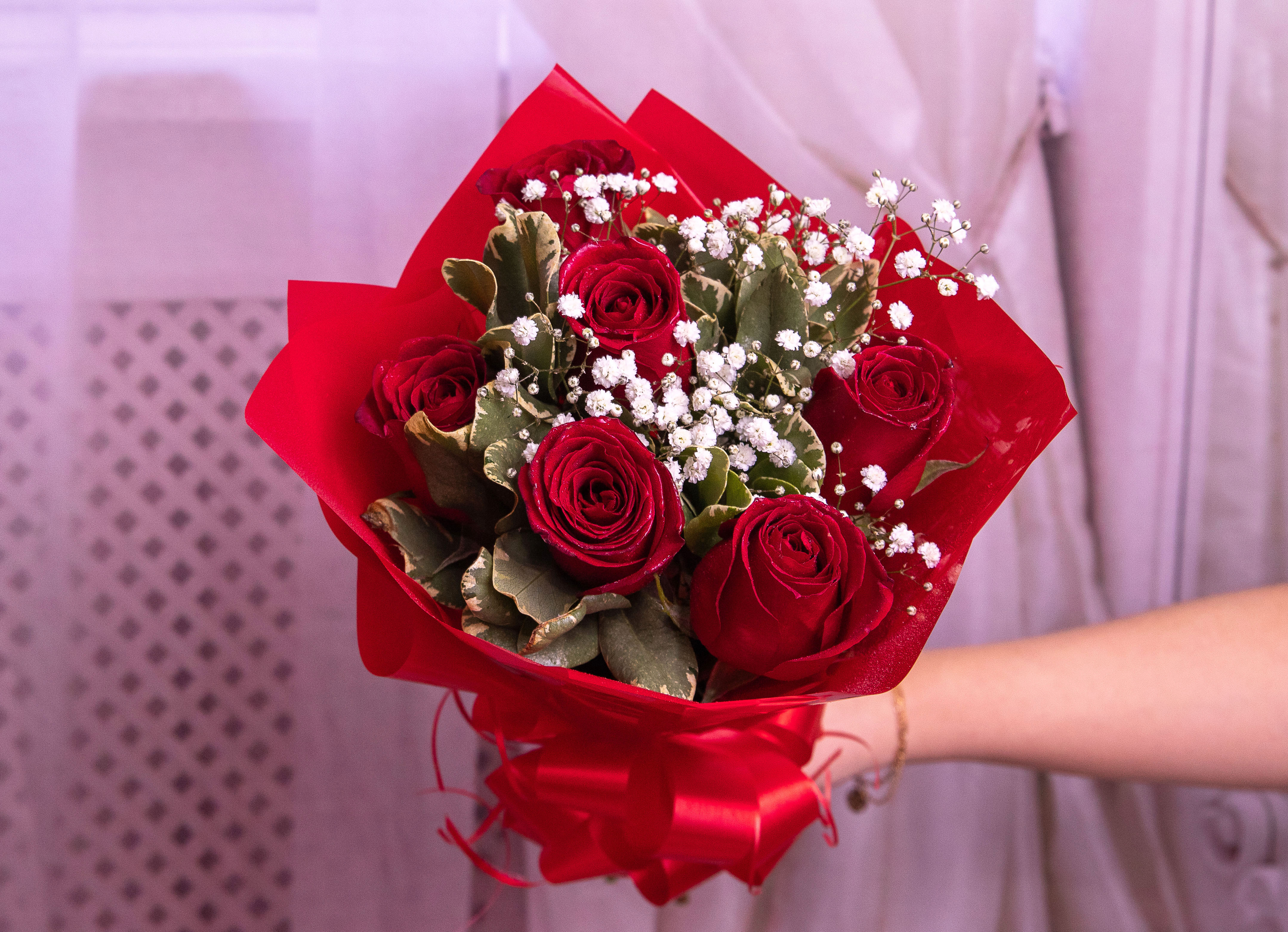 Mini Buquê com Seis Rosas Vermelhas Nacionais
