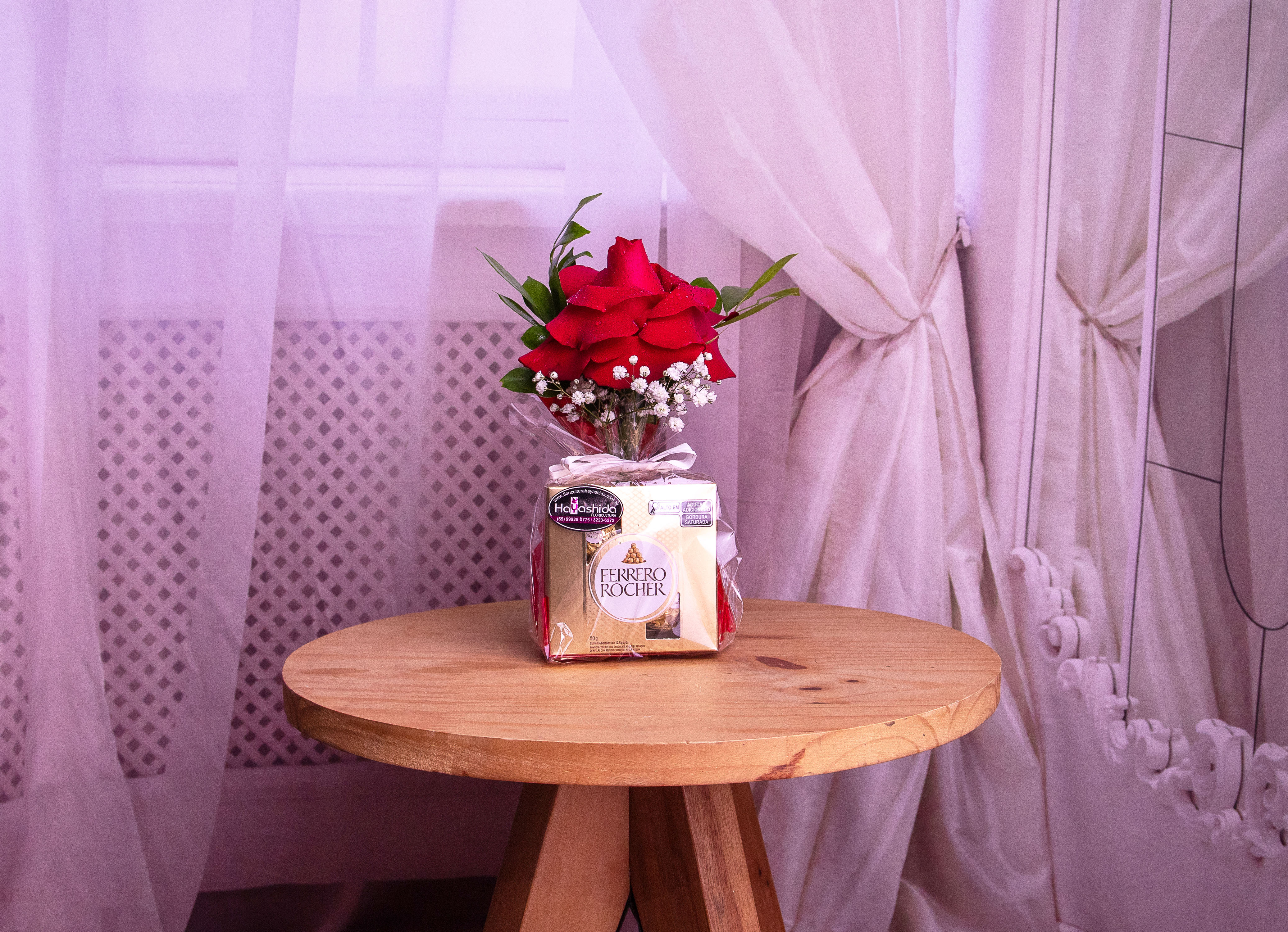 Uma Rosa Solitária e Ferrero Rocher Com Quatro Unidades