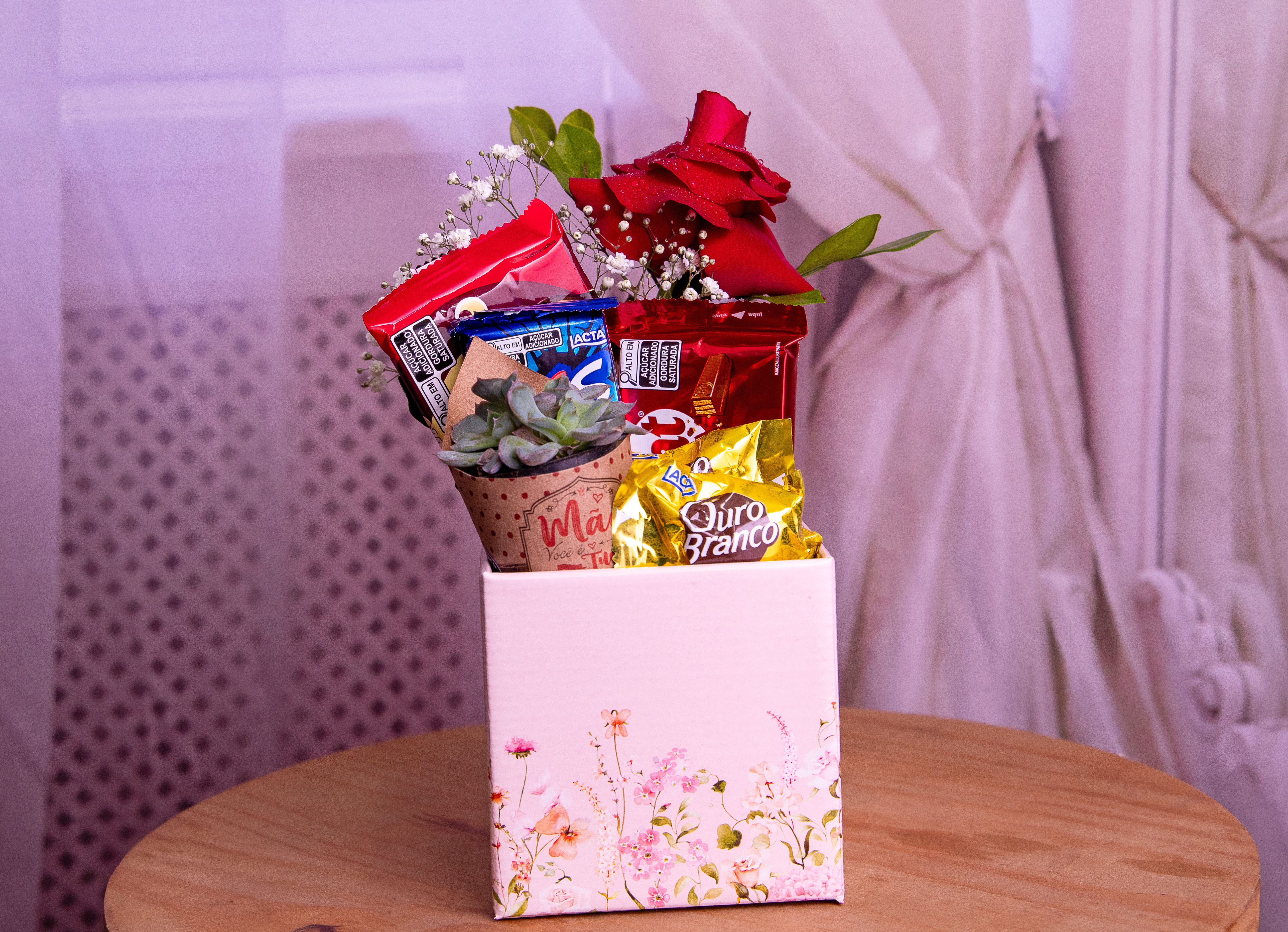Box de Presente com Flores e Doces