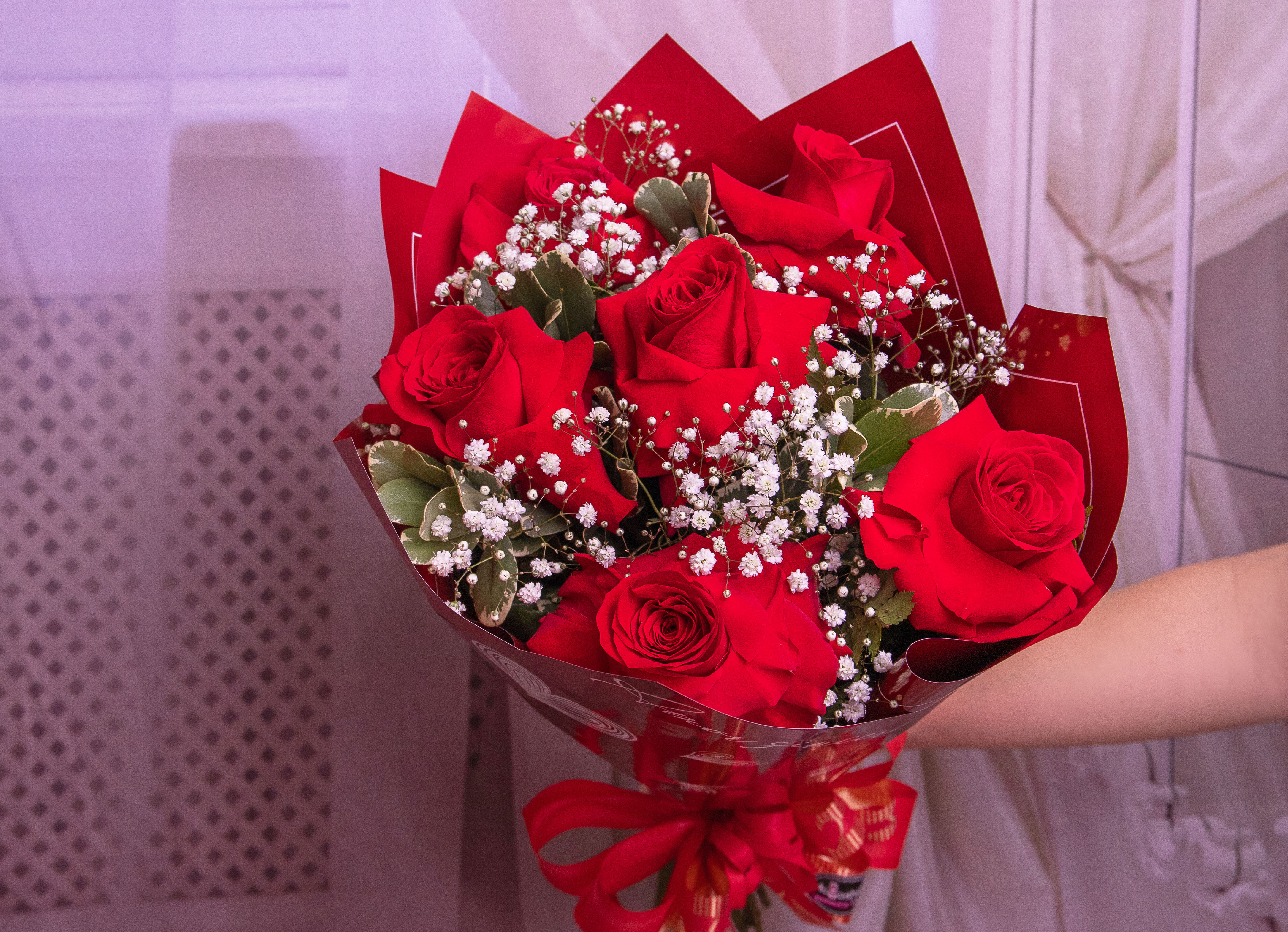 Buquê com Seis Rosas Vermelhas Importadas Redondo