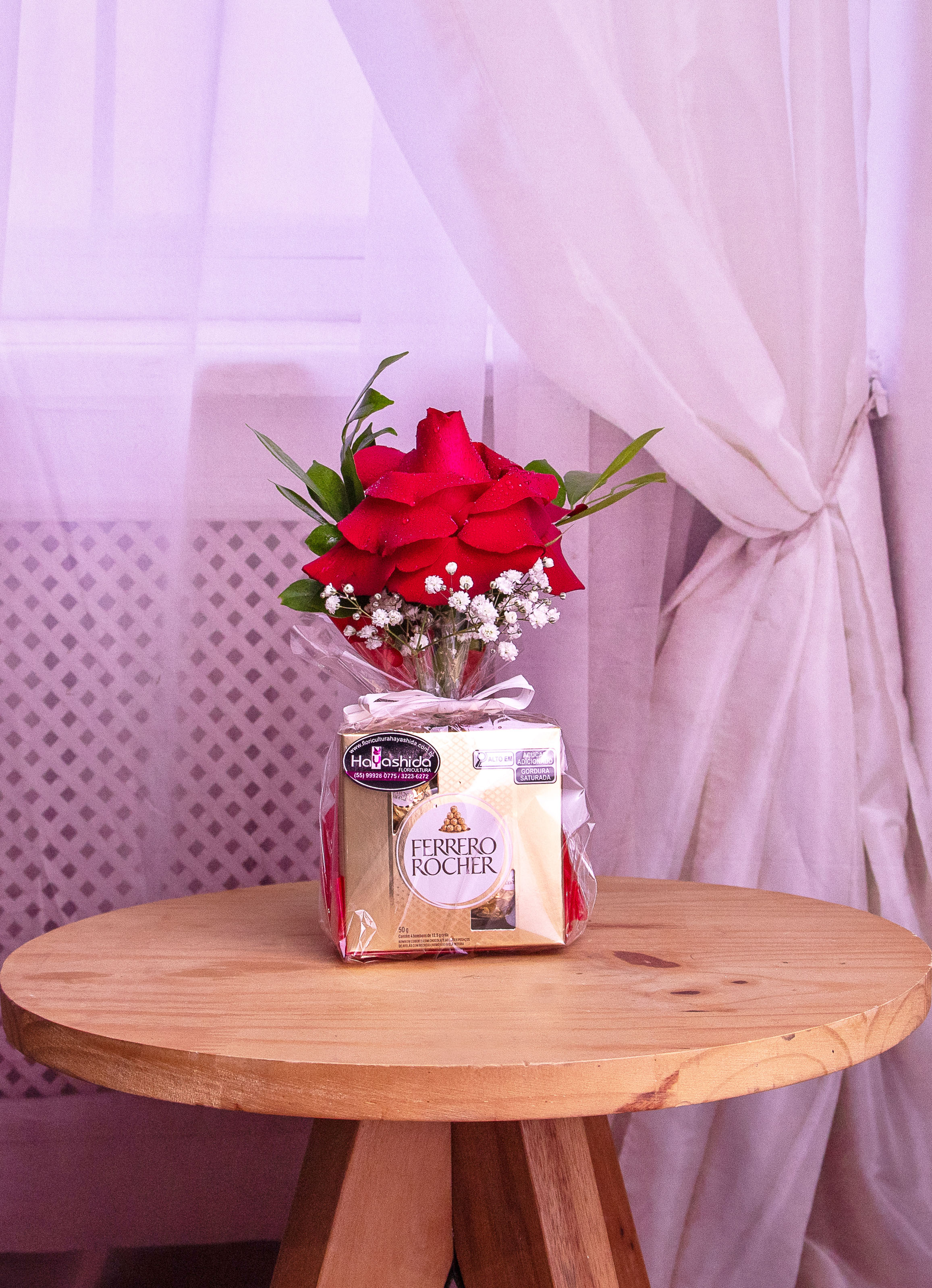 Uma Rosa Solitária e Ferrero Rocher Com Quatro Unidades