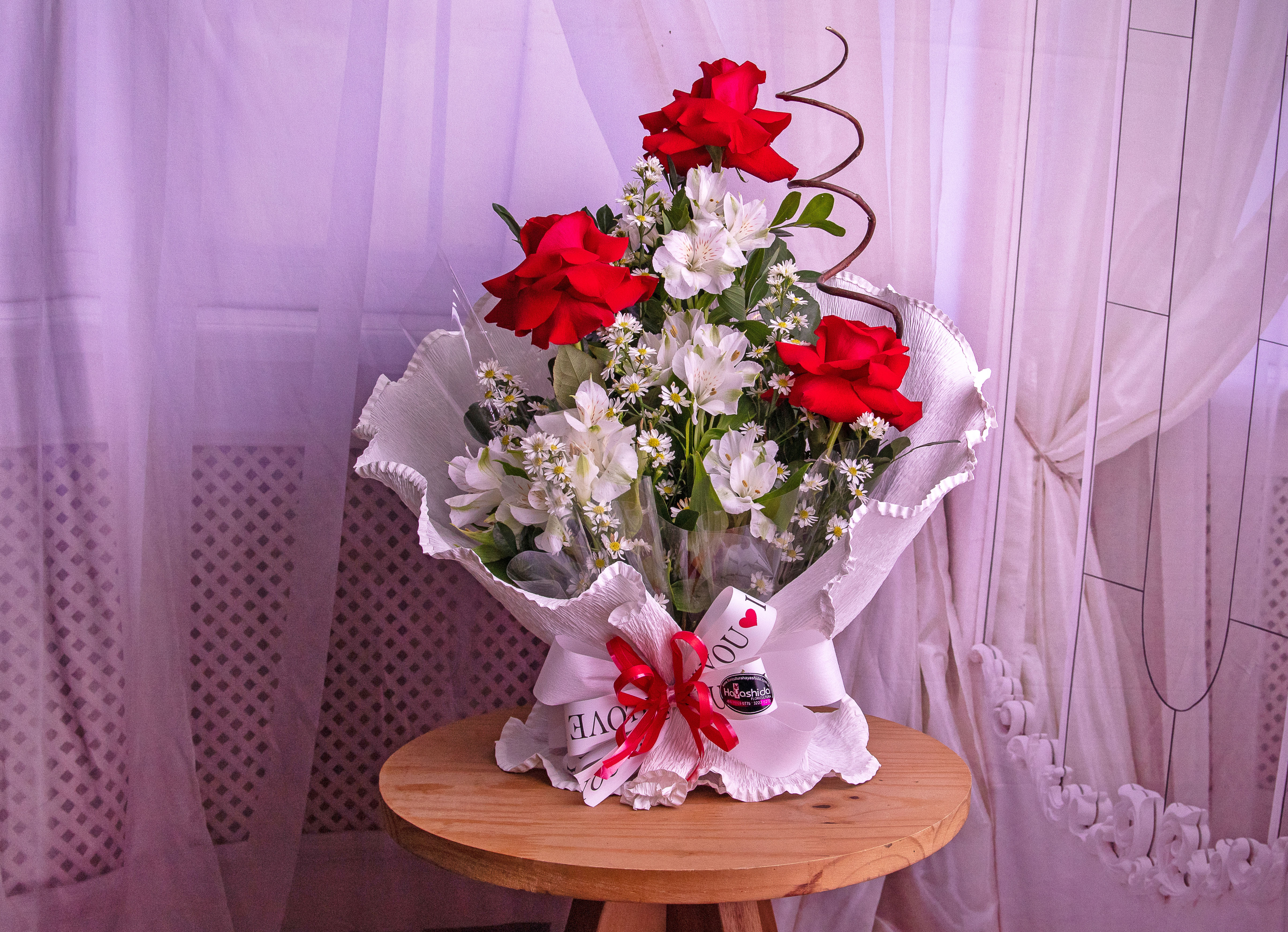Sacole com Três Rosas Vermelhas Importadas