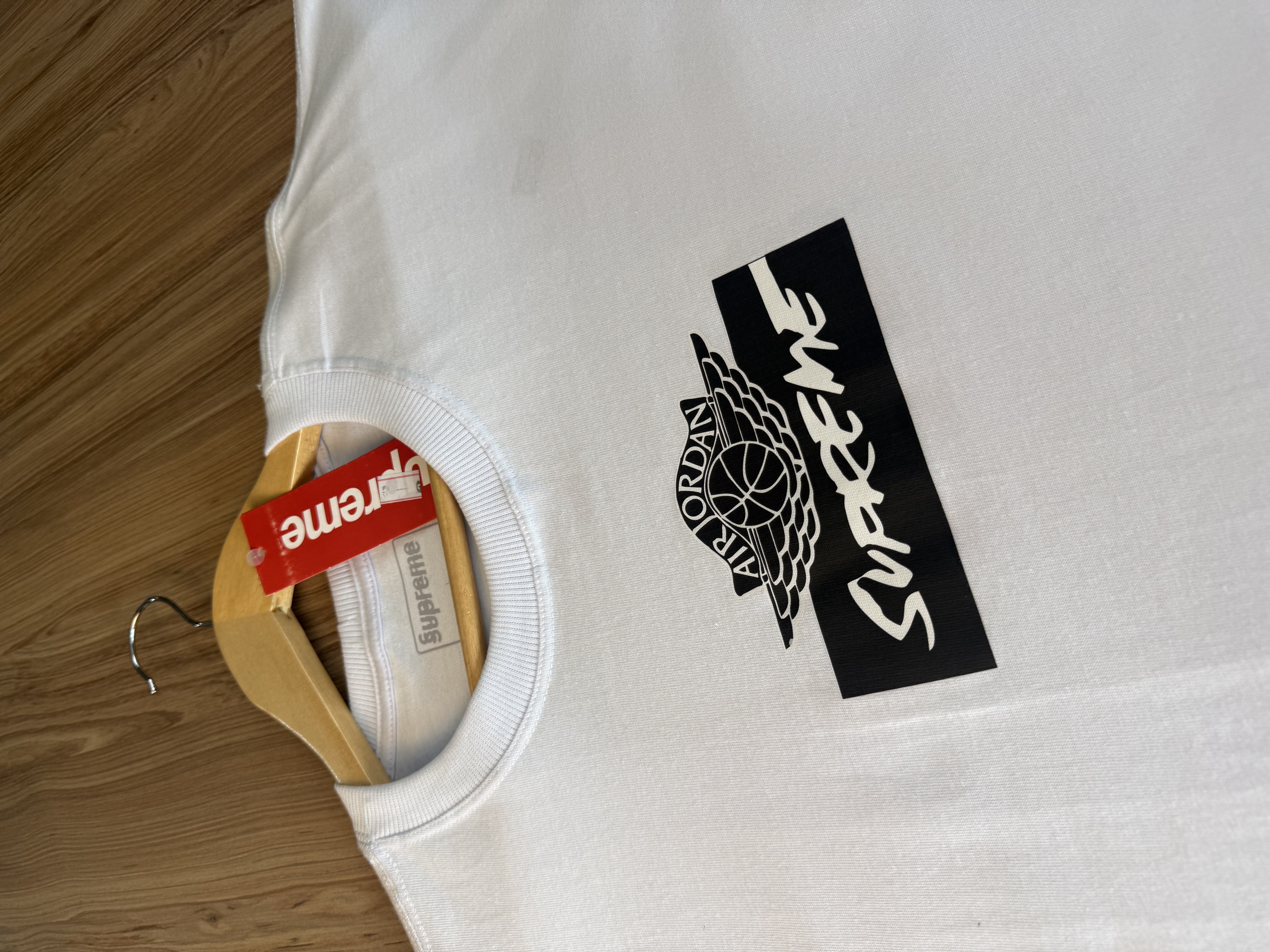 Camiseta Oversized Supreme x Jordan Brand Branca