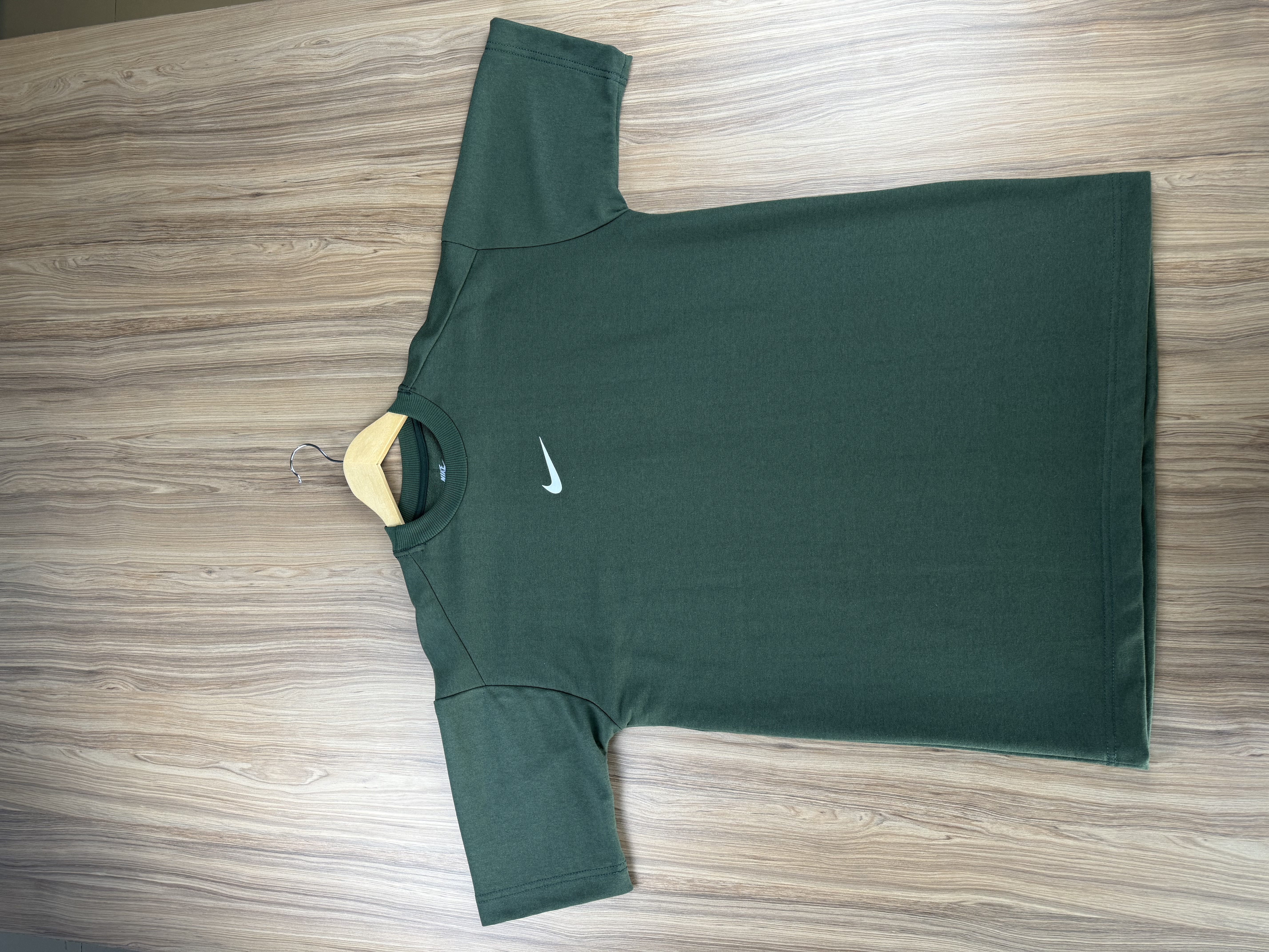 Camiseta Oversized Nike Essentials Verde