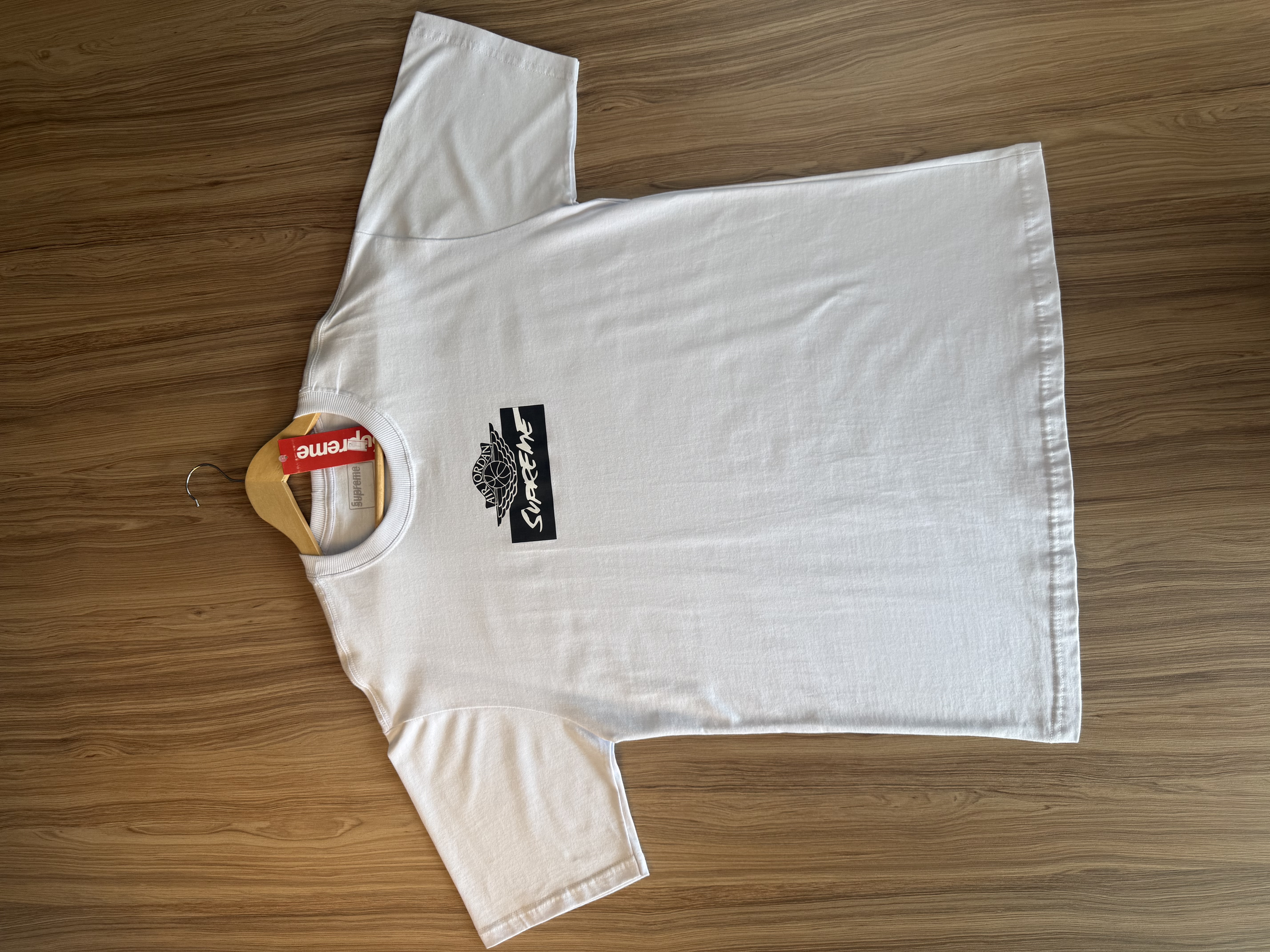 Camiseta Oversized Supreme x Jordan Brand Branca