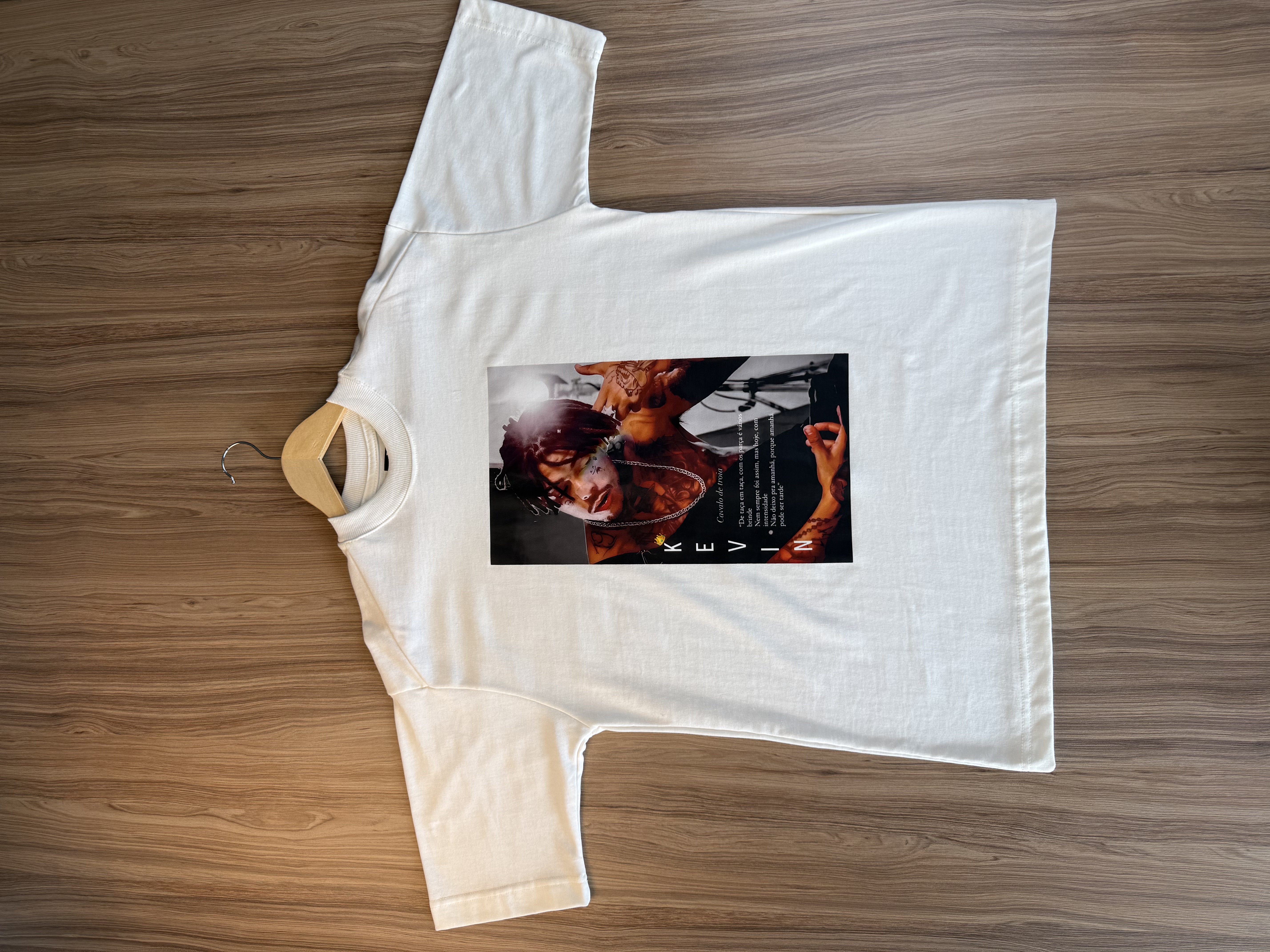 Camiseta Oversized Tributo MC Kevin – Streetwear Premium