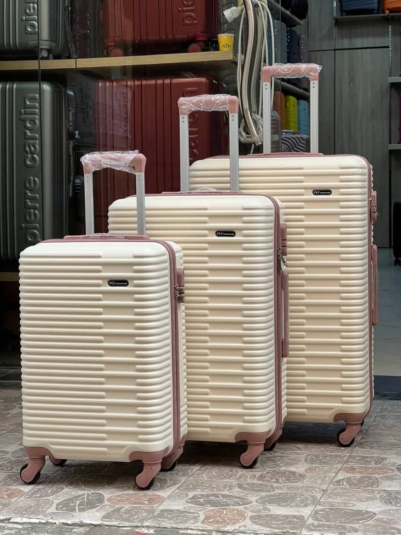 طقم حقائب سفر Fly Together - تصميم عصري مقاوم للخدش (3 قطع)