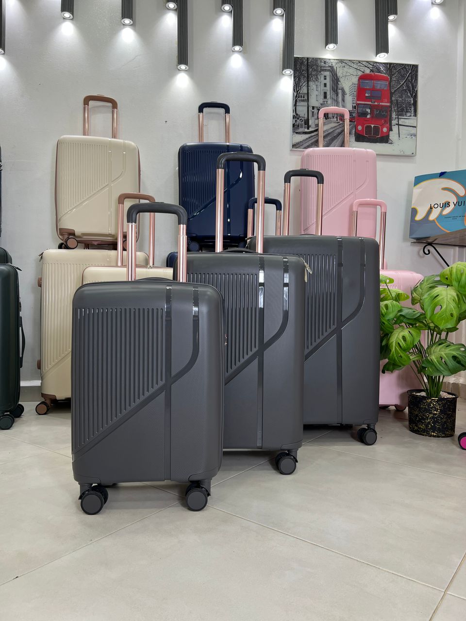 مجموعة حقائب سفر بتصميم أنيق