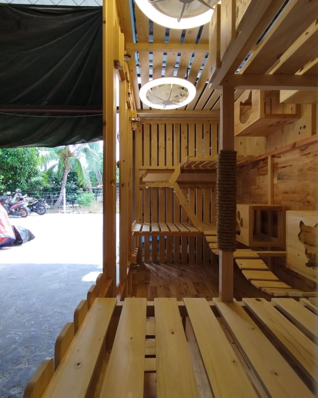 Rumah Kucing Kayu Besar