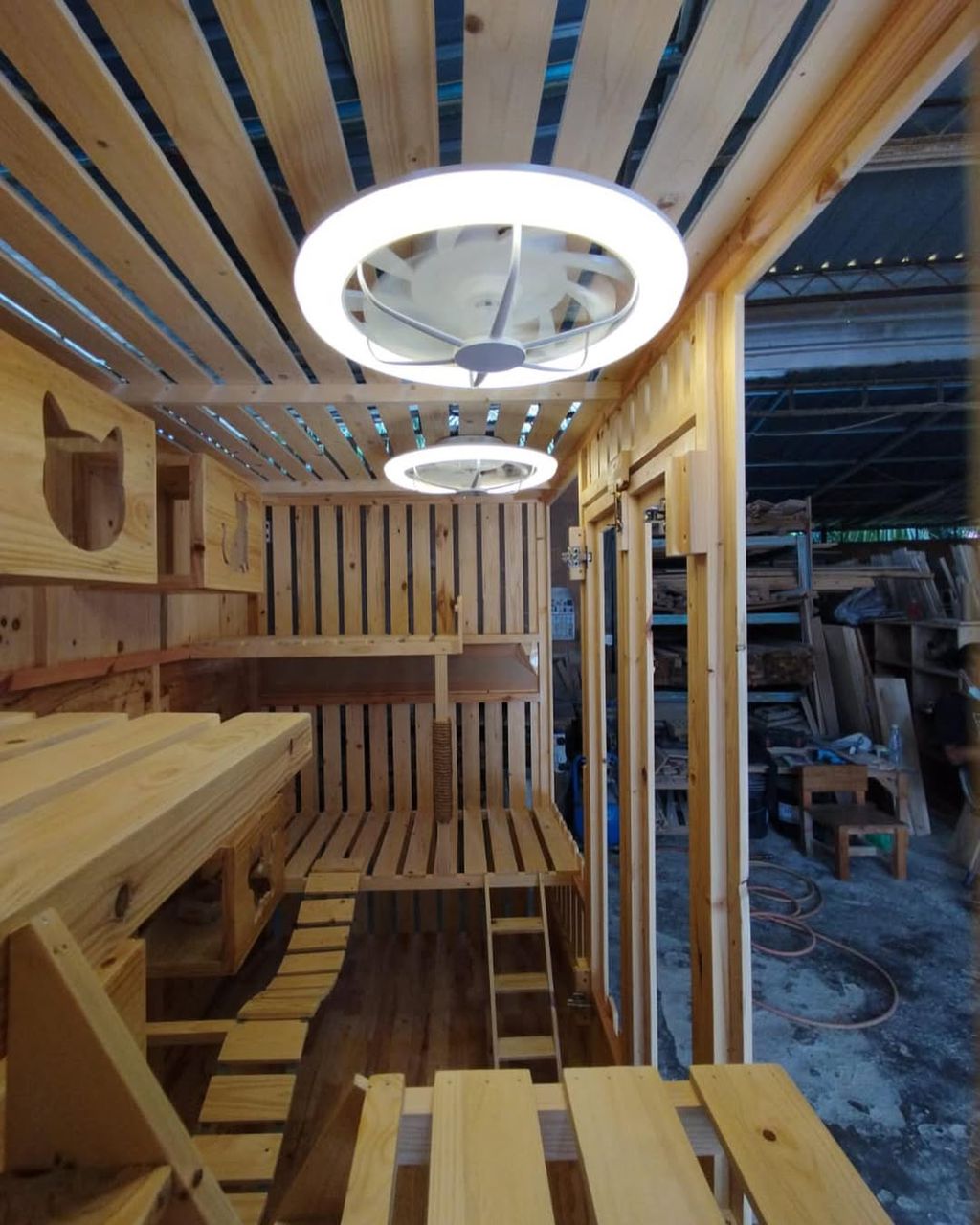 Rumah Kucing Kayu Besar