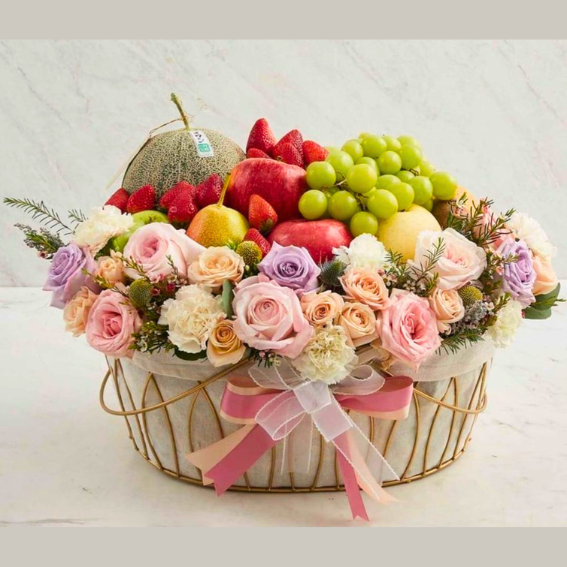 Canasta de frutas y flores