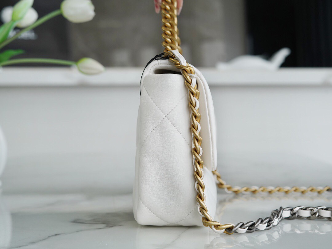 Chanel's medium Ohanel autumn and winter 19 Bag combines all the classic features of a pillow bag