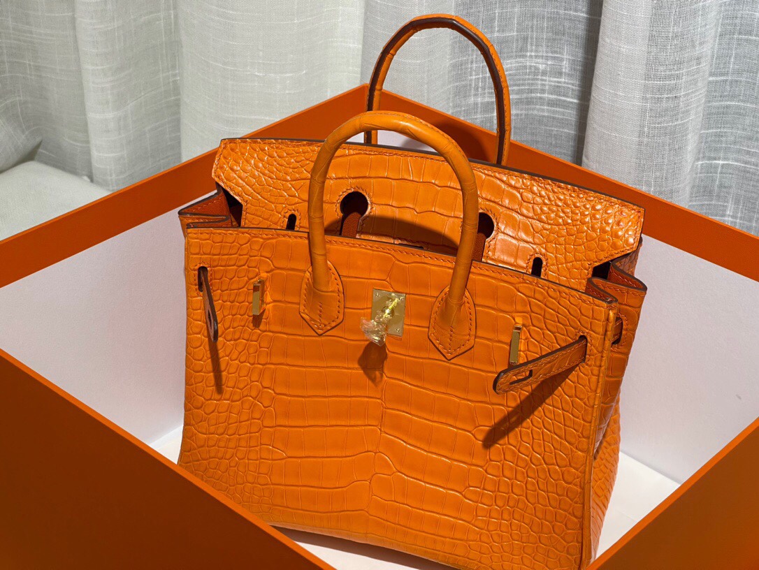 Birkin 25 Made from original American alligator leather, with Italian sheepskin lining.