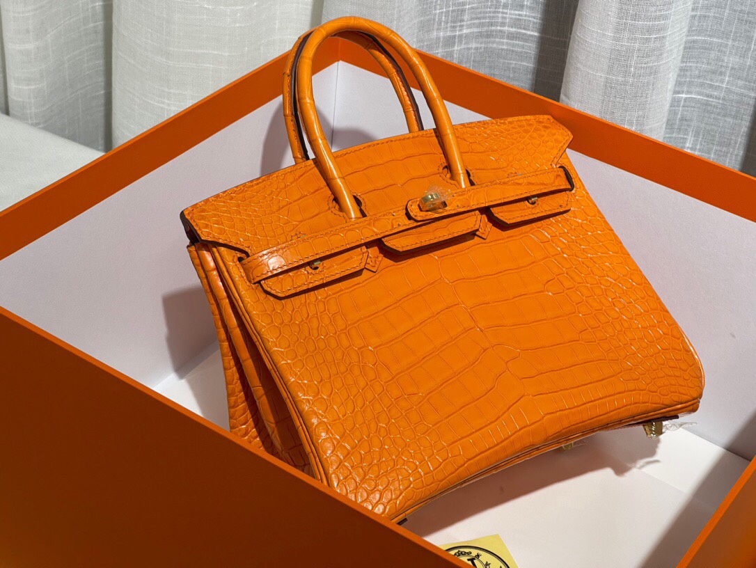 Birkin 25 Made from original American alligator leather, with Italian sheepskin lining.