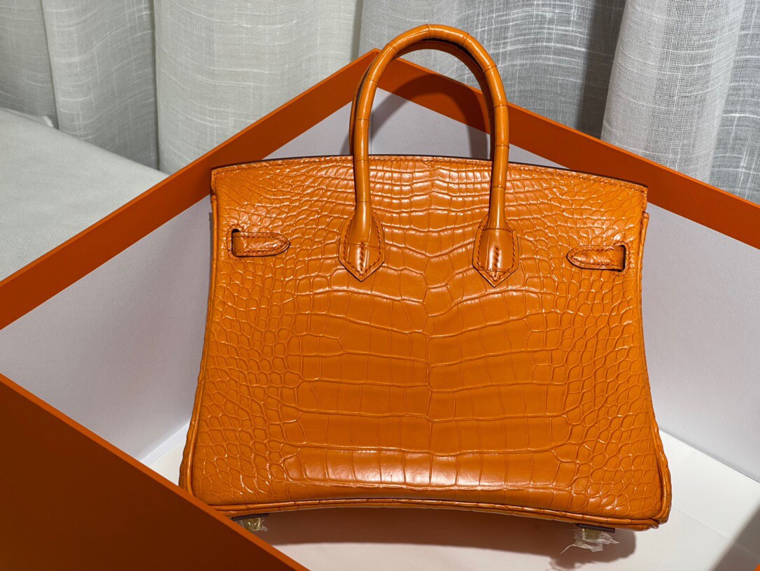 Birkin 25 Made from original American alligator leather, with Italian sheepskin lining.