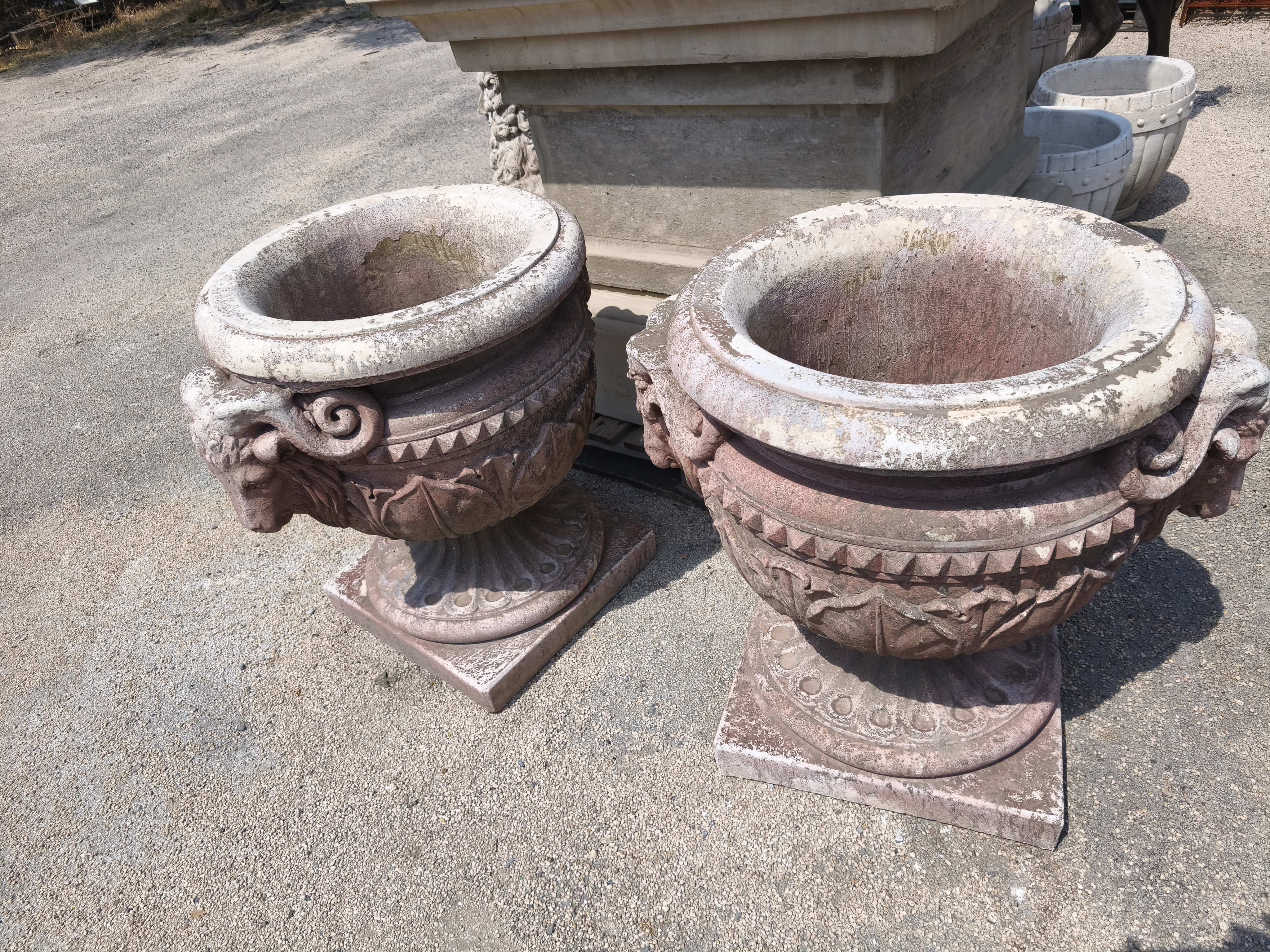 Paire de vases en pierre reconstituée à têtes de bélier