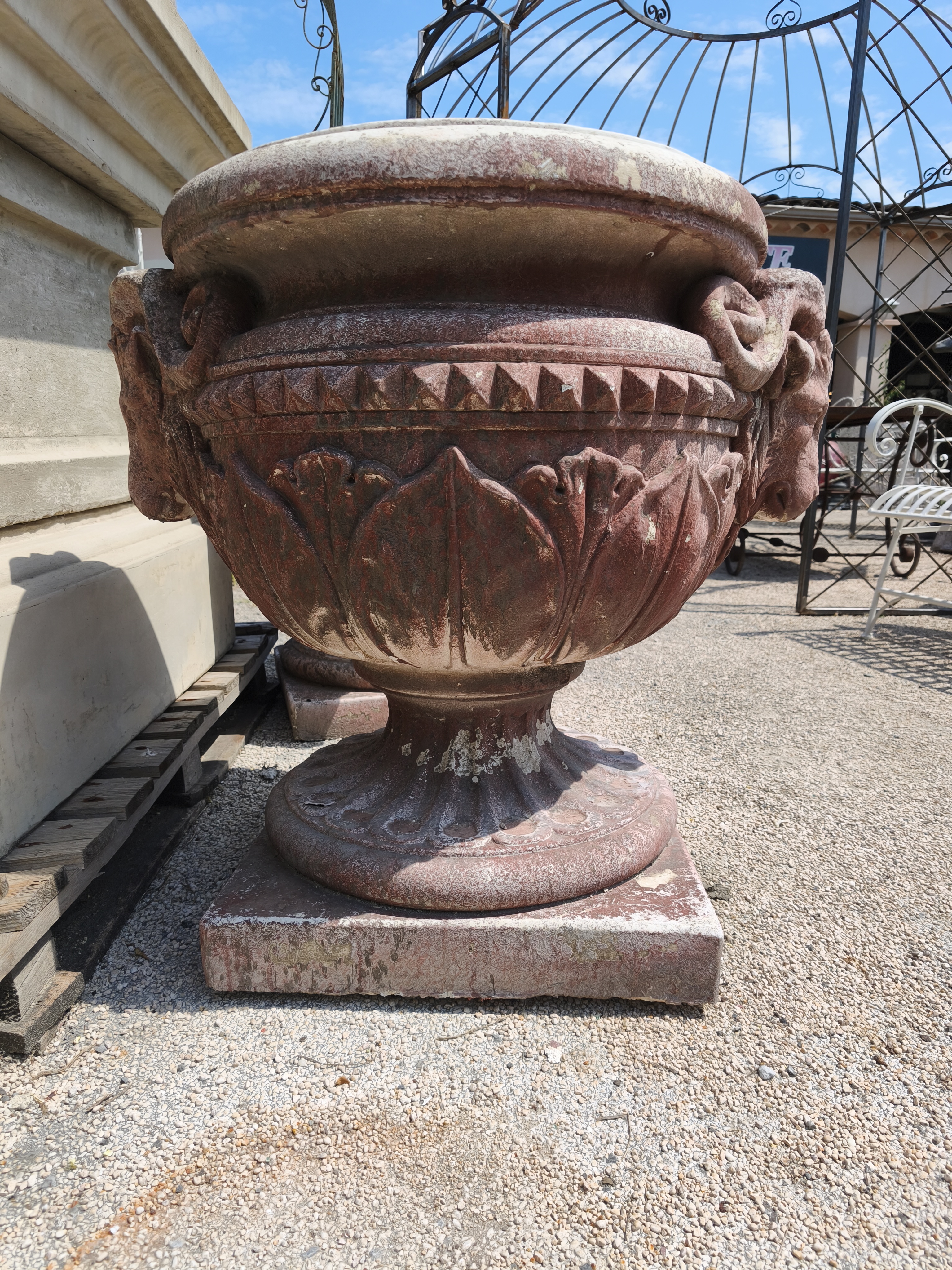 Paire de vases en pierre reconstituée à têtes de bélier