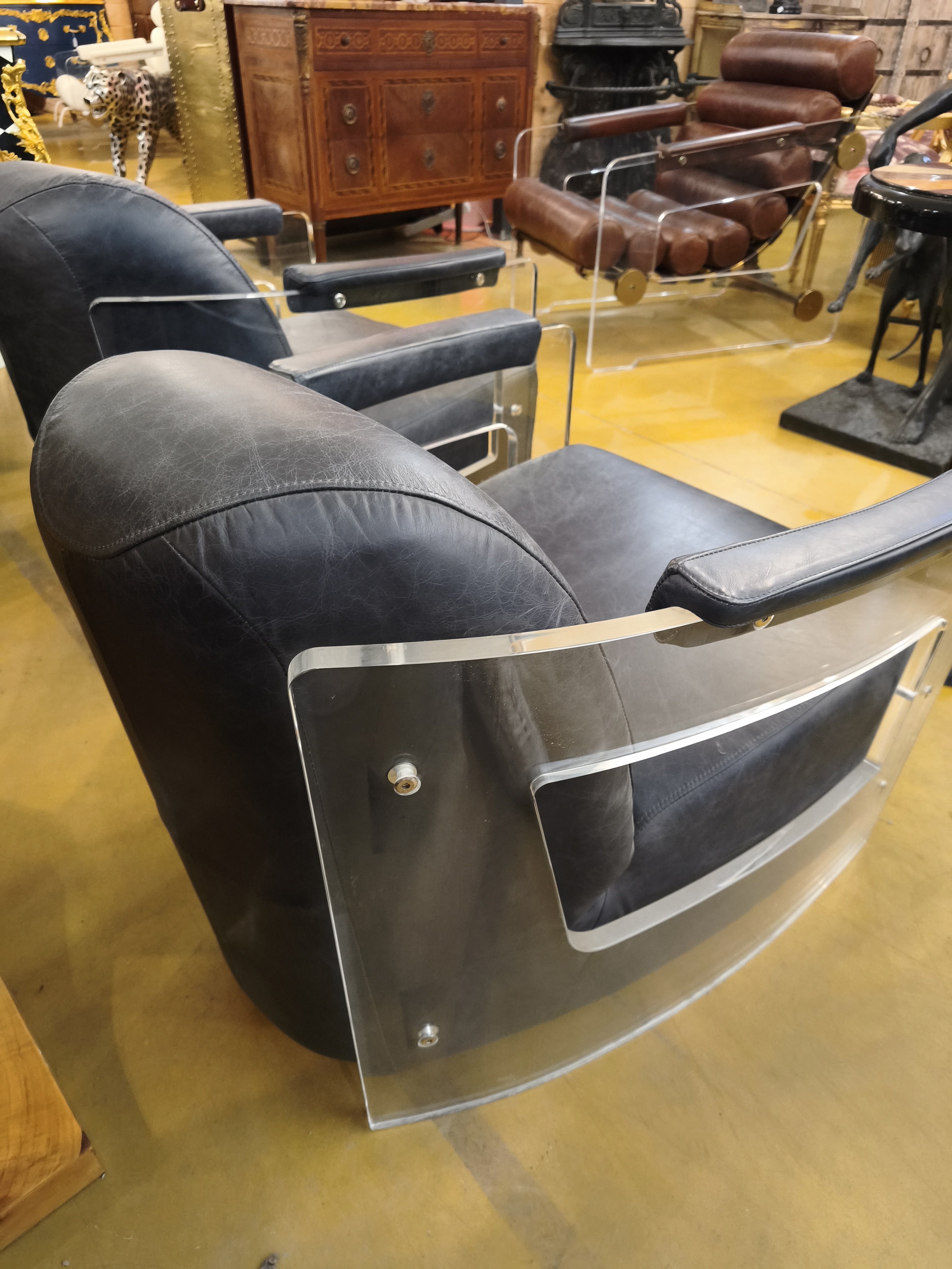 Paire de fauteuils en cuir et acrylique