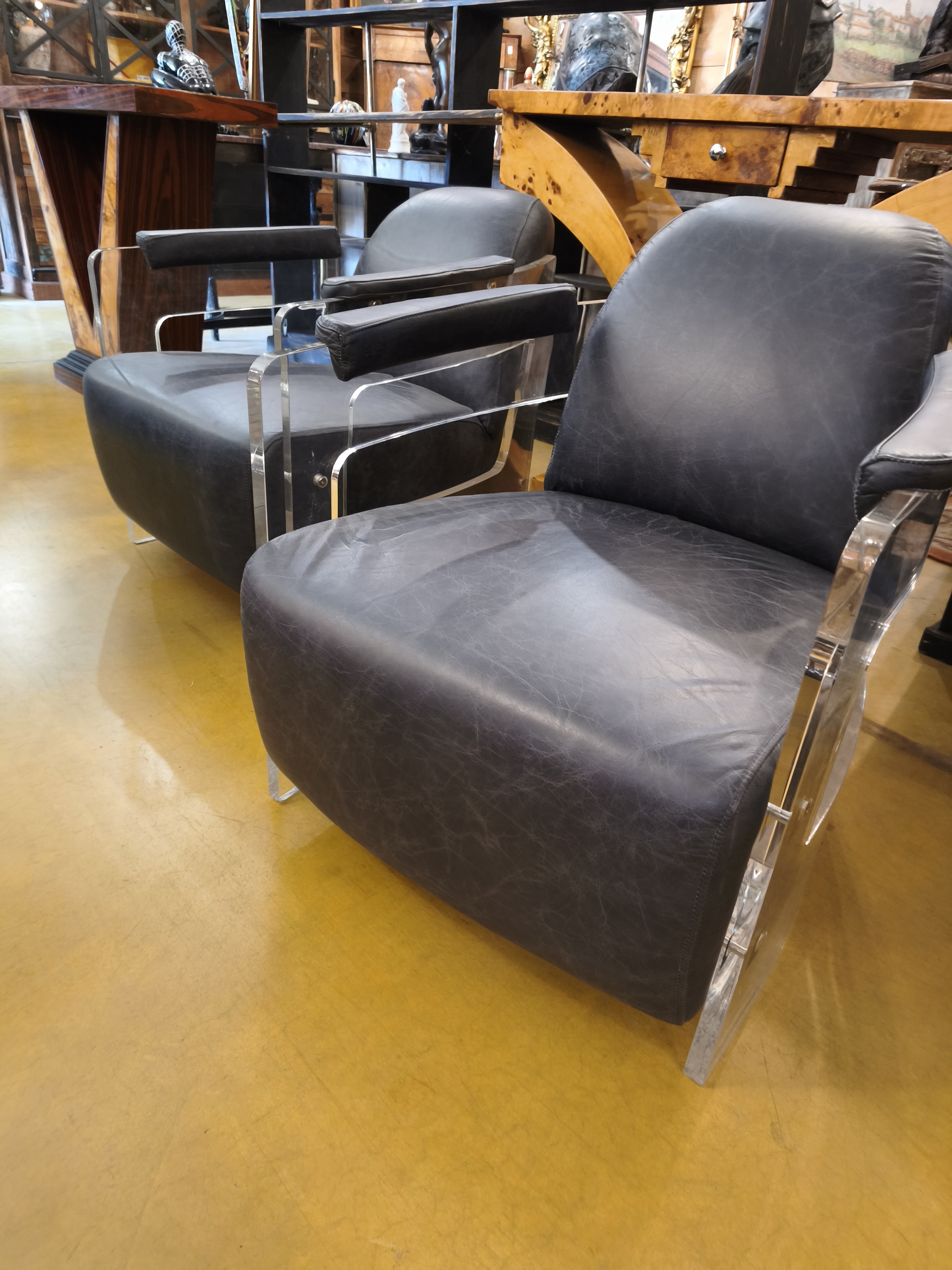 Paire de fauteuils en cuir et acrylique