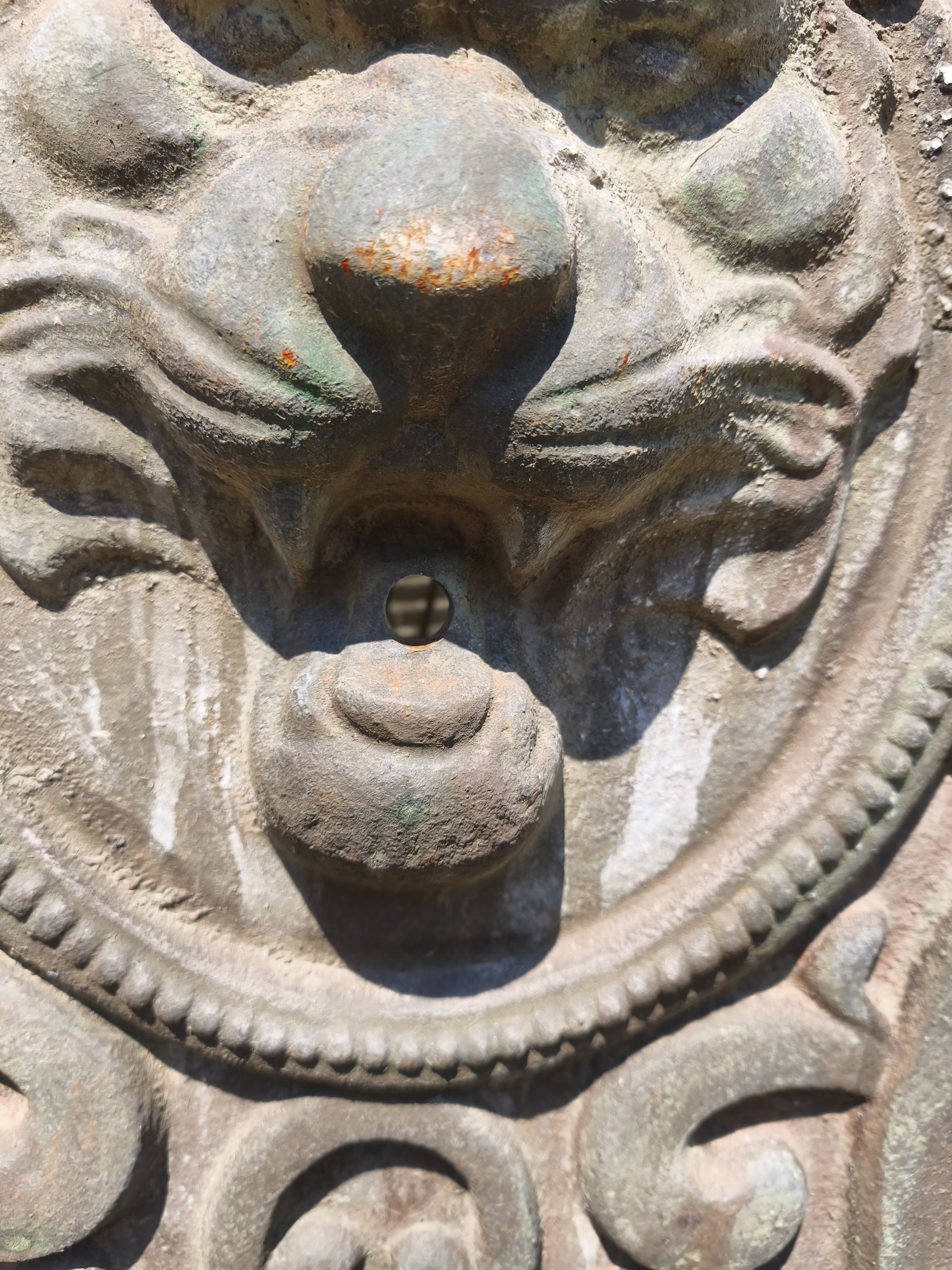 Fontaine en fonte à tête de lion