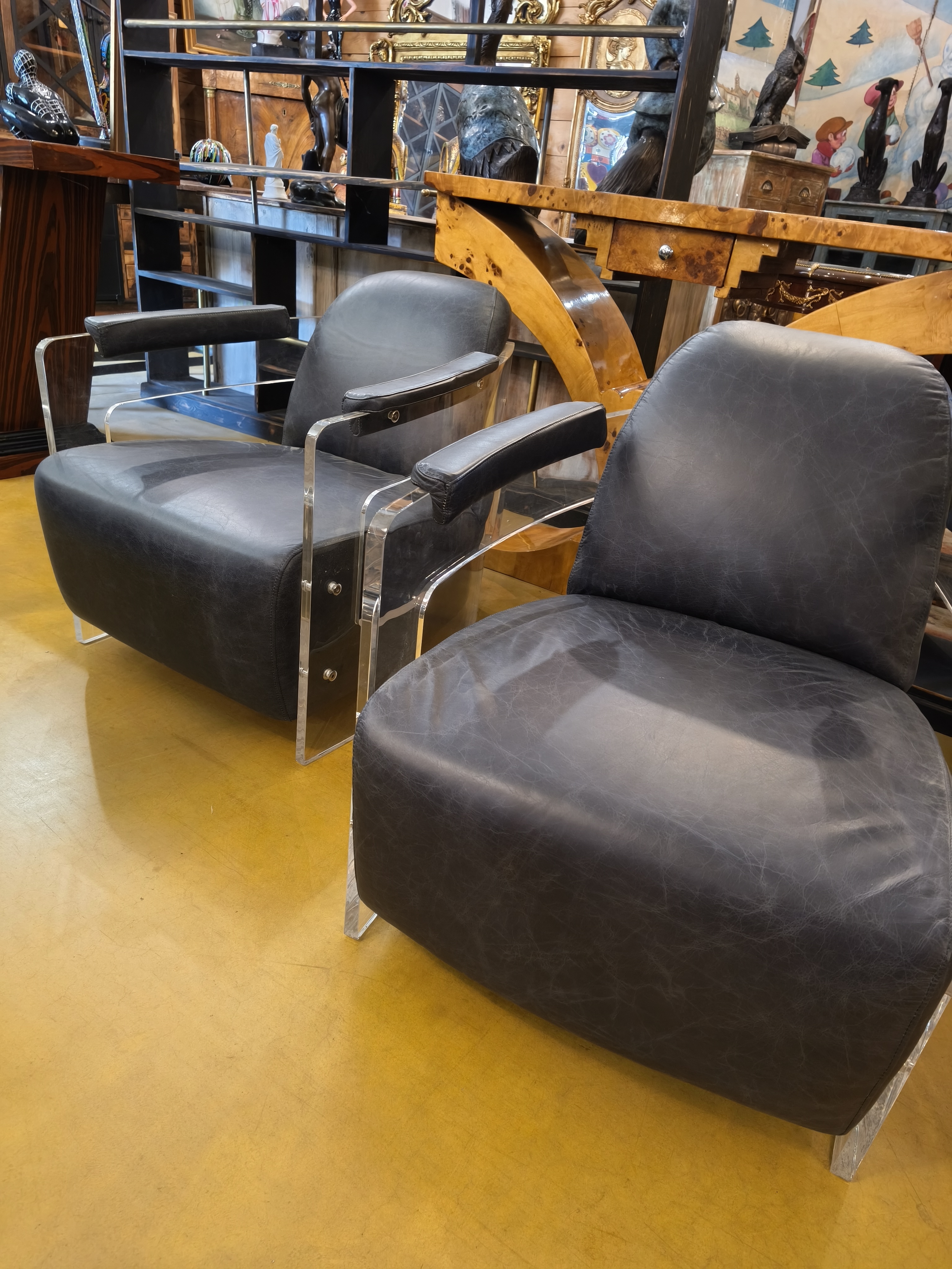 Paire de fauteuils en cuir et acrylique