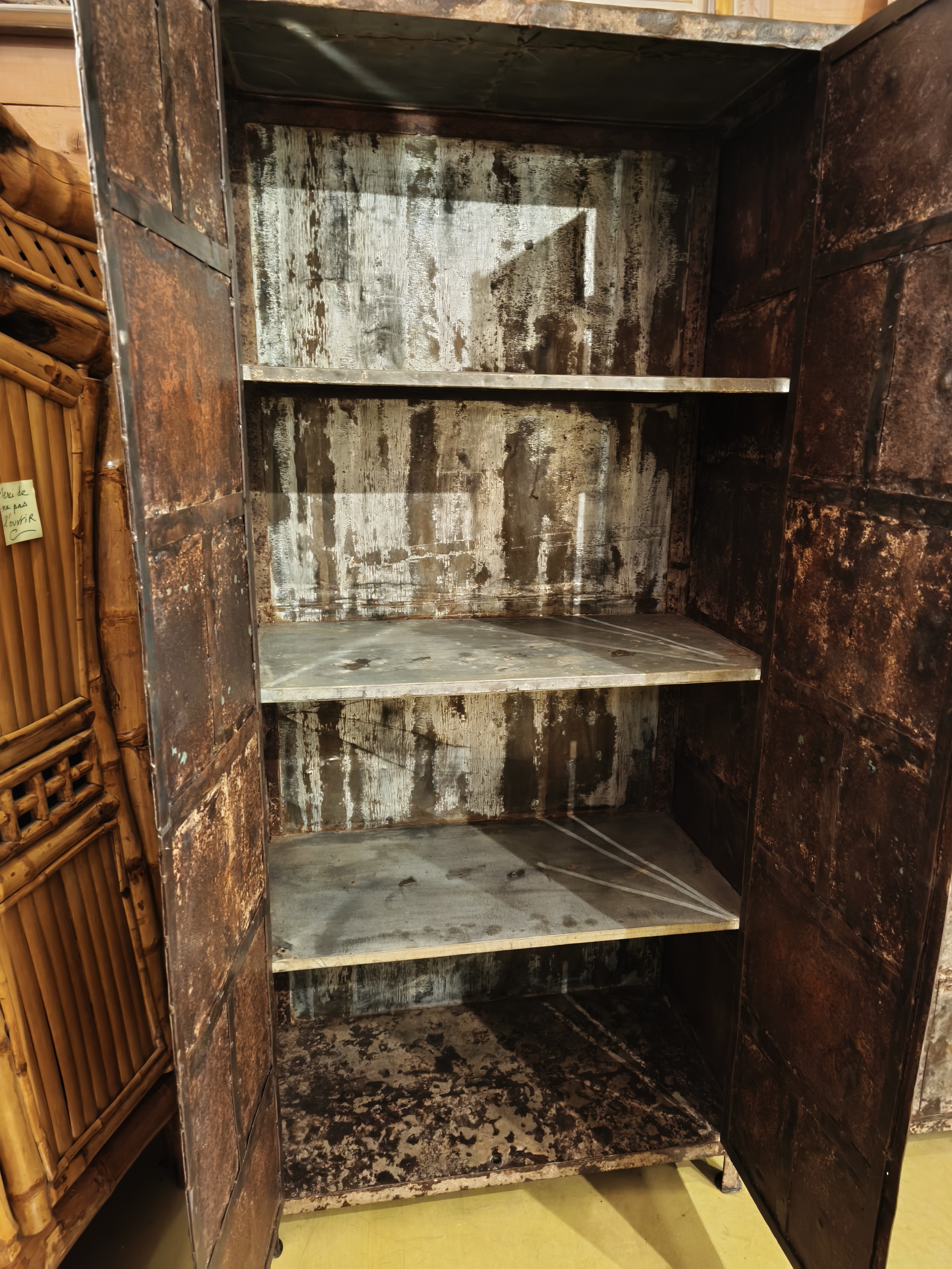 Armoire industrielle en tôle rivetée