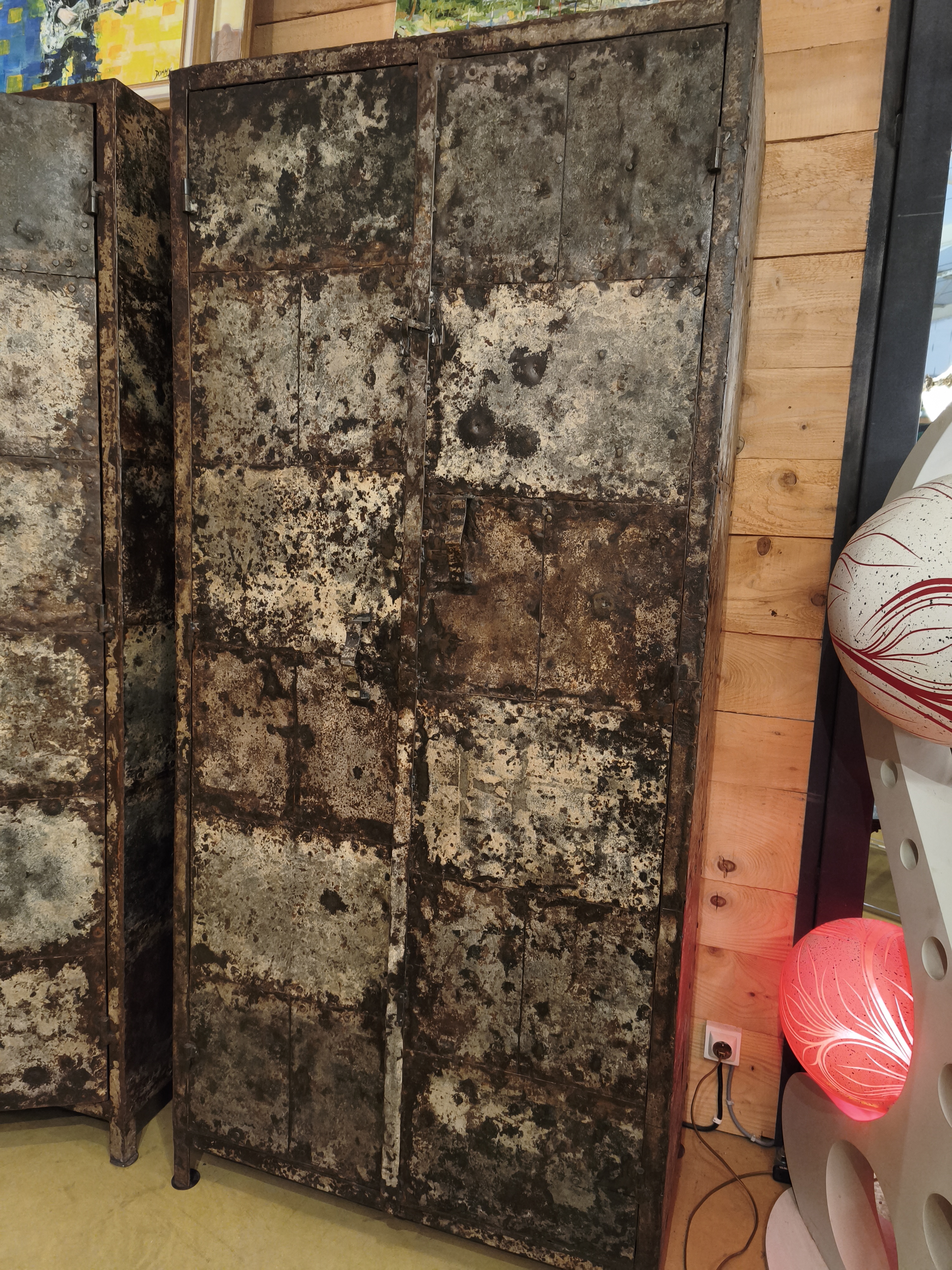 Armoire industrielle en tôle rivetée