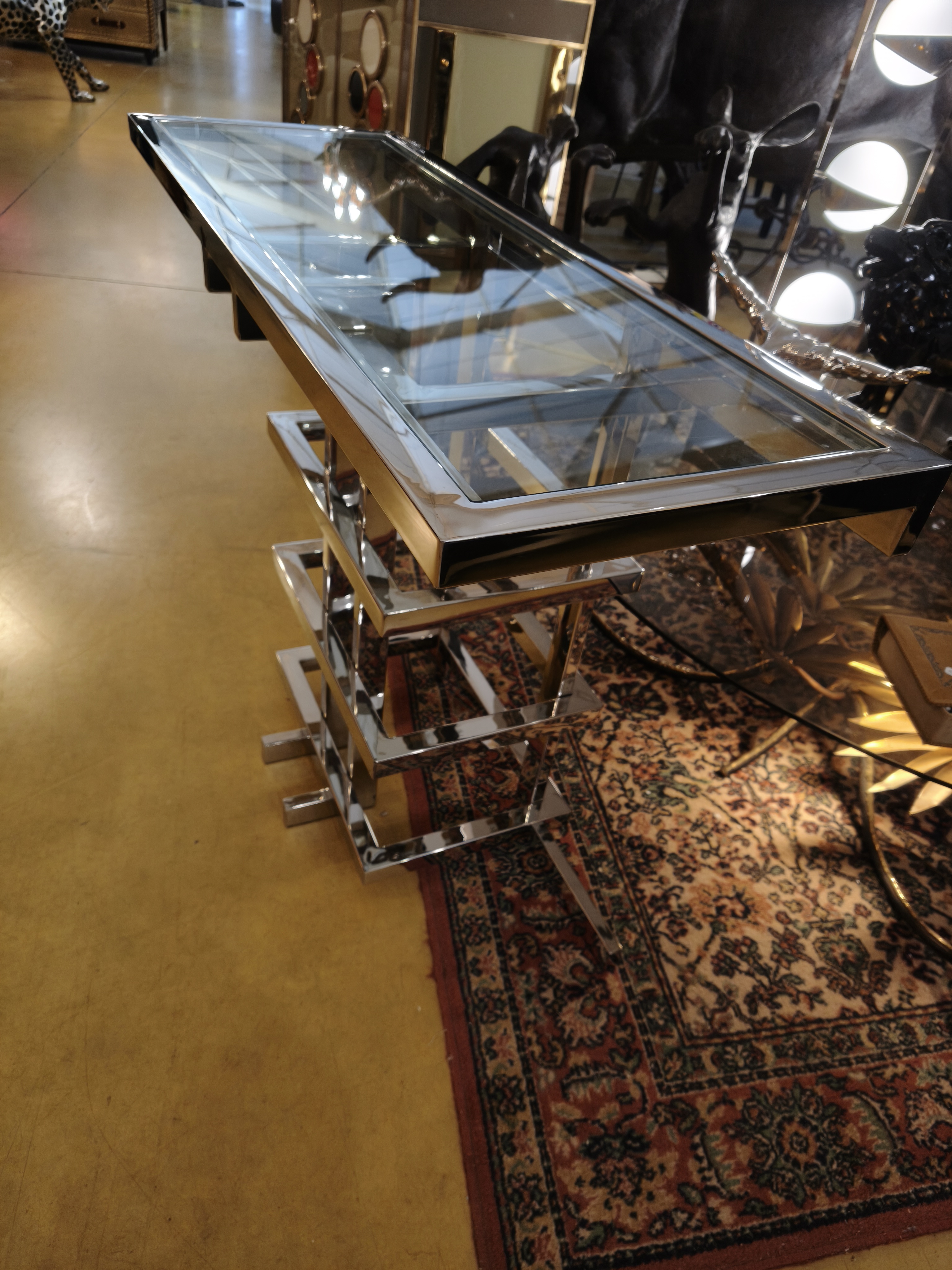 Console design en métal chromé et plateau en verre
