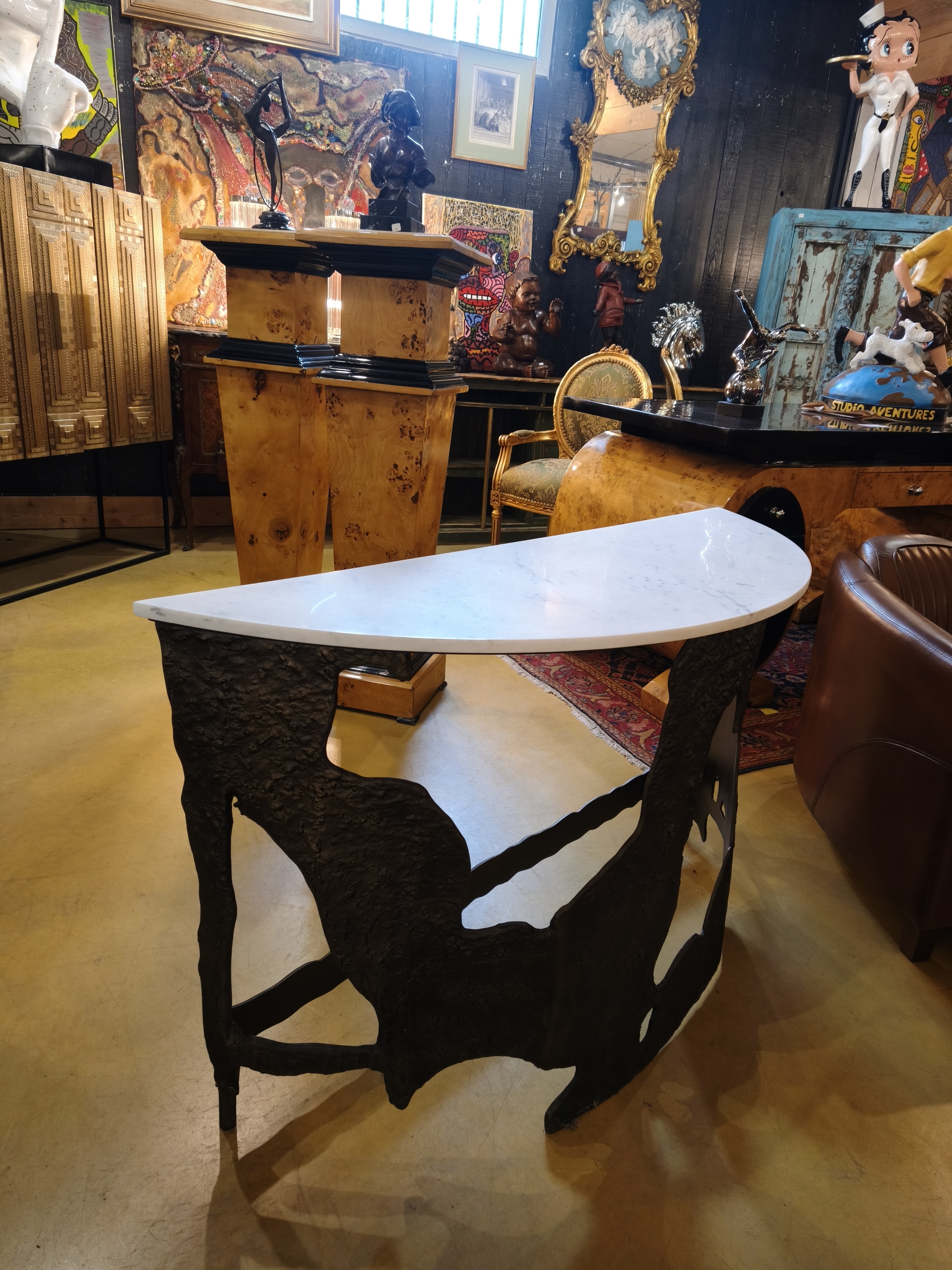 Console design en acier et plateau en marbre blanc