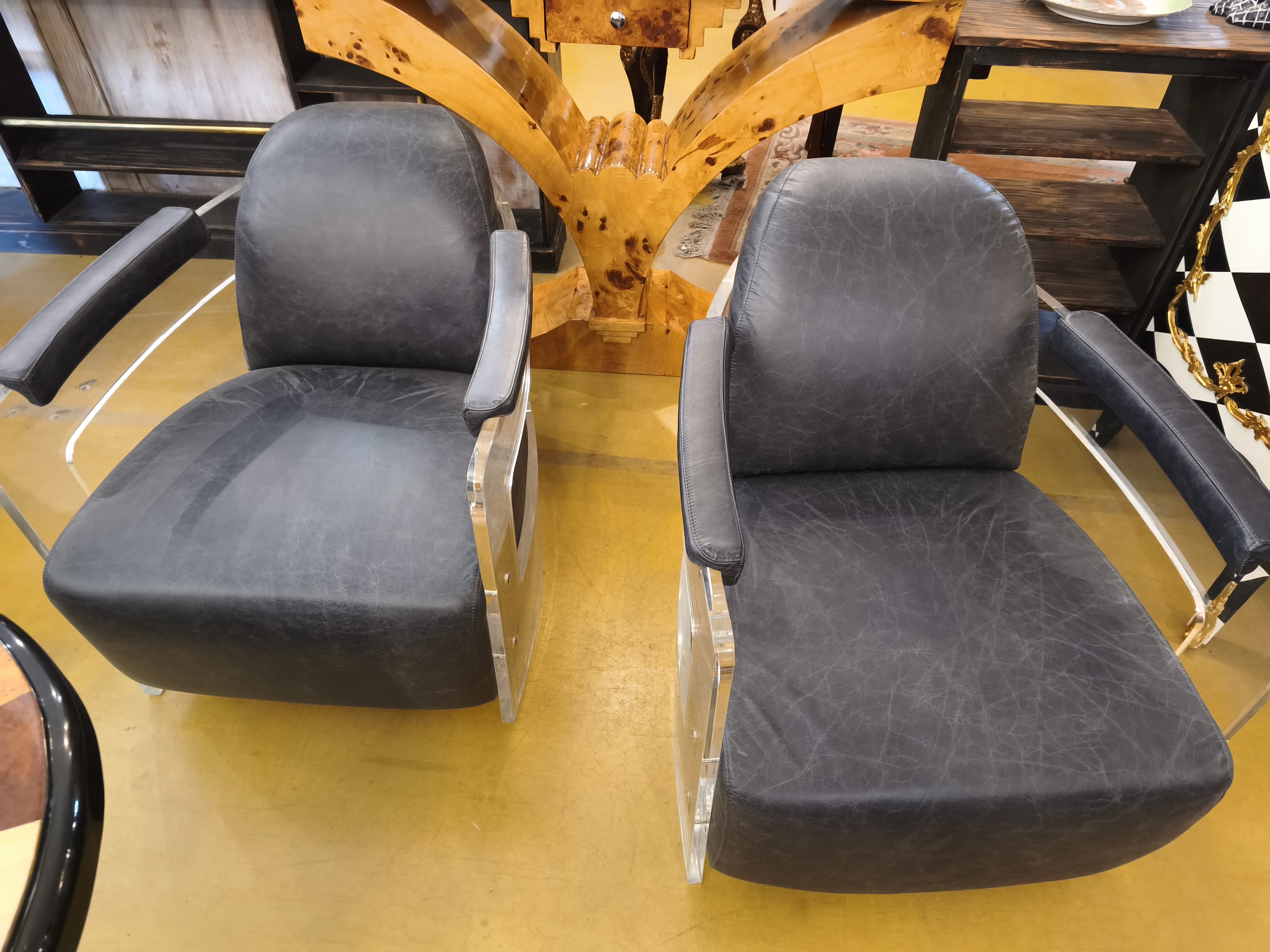 Paire de fauteuils en cuir et acrylique