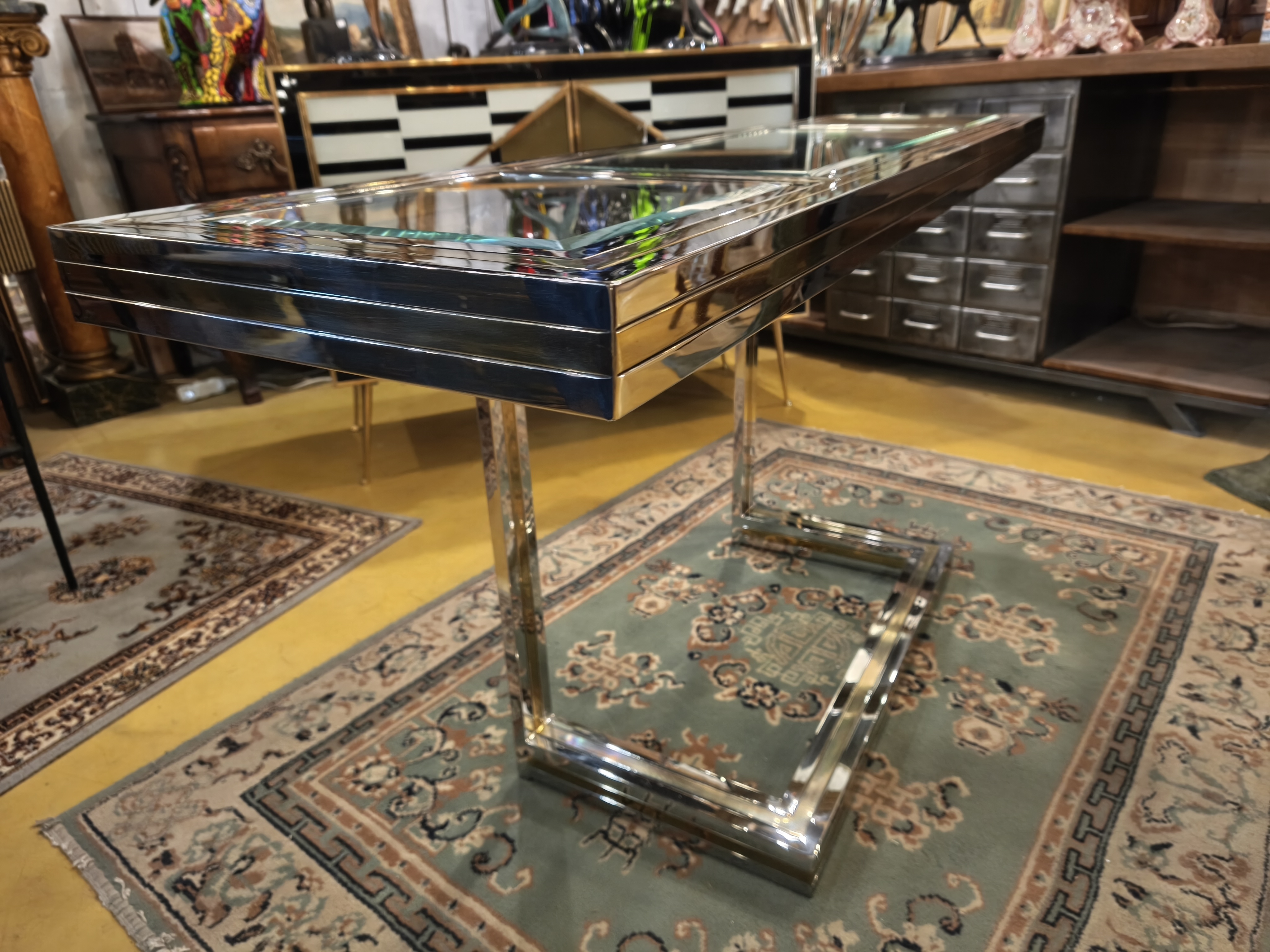 Console design en métal chromé, laiton et verre