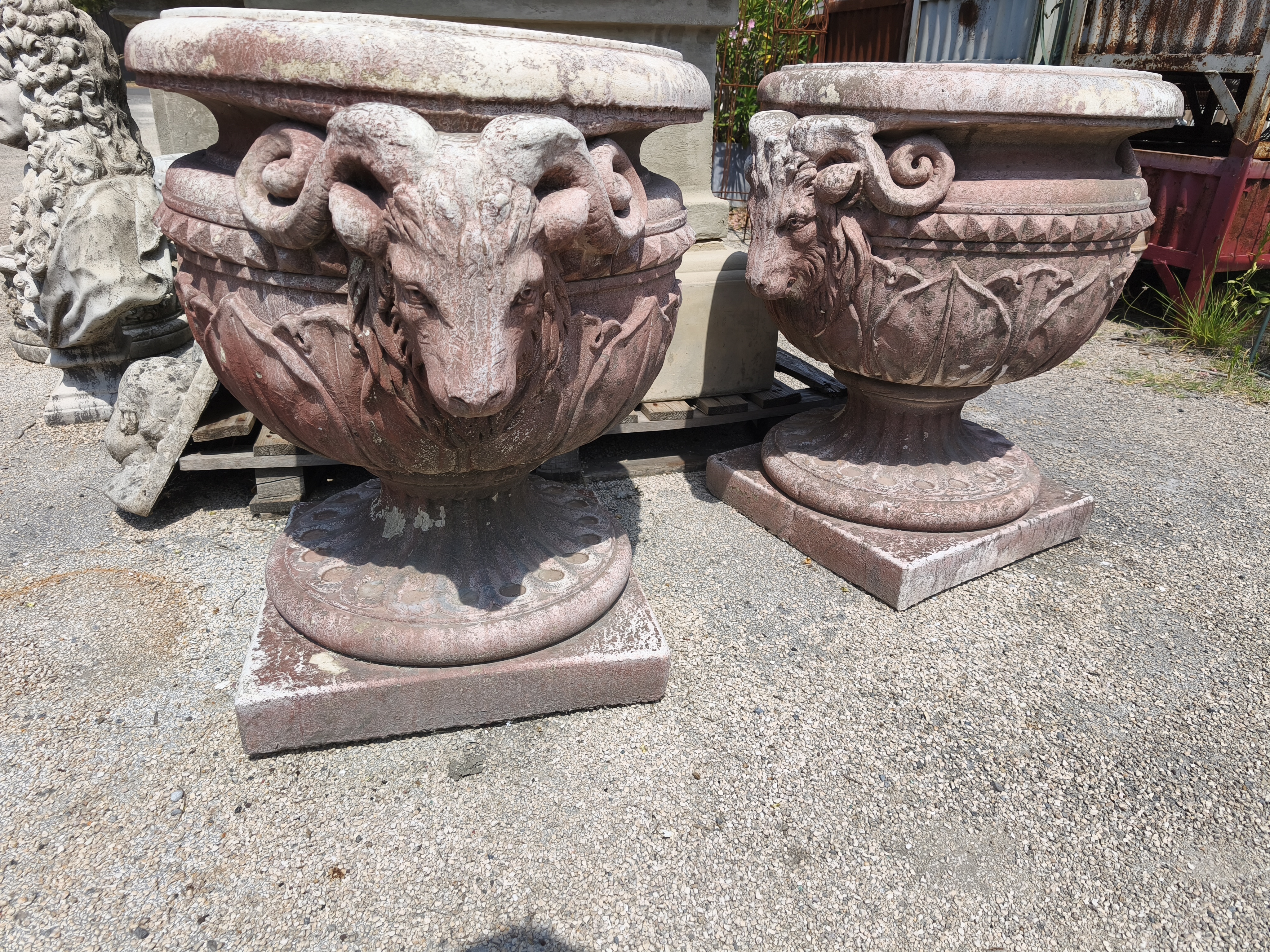 Paire de vases en pierre reconstituée à têtes de bélier