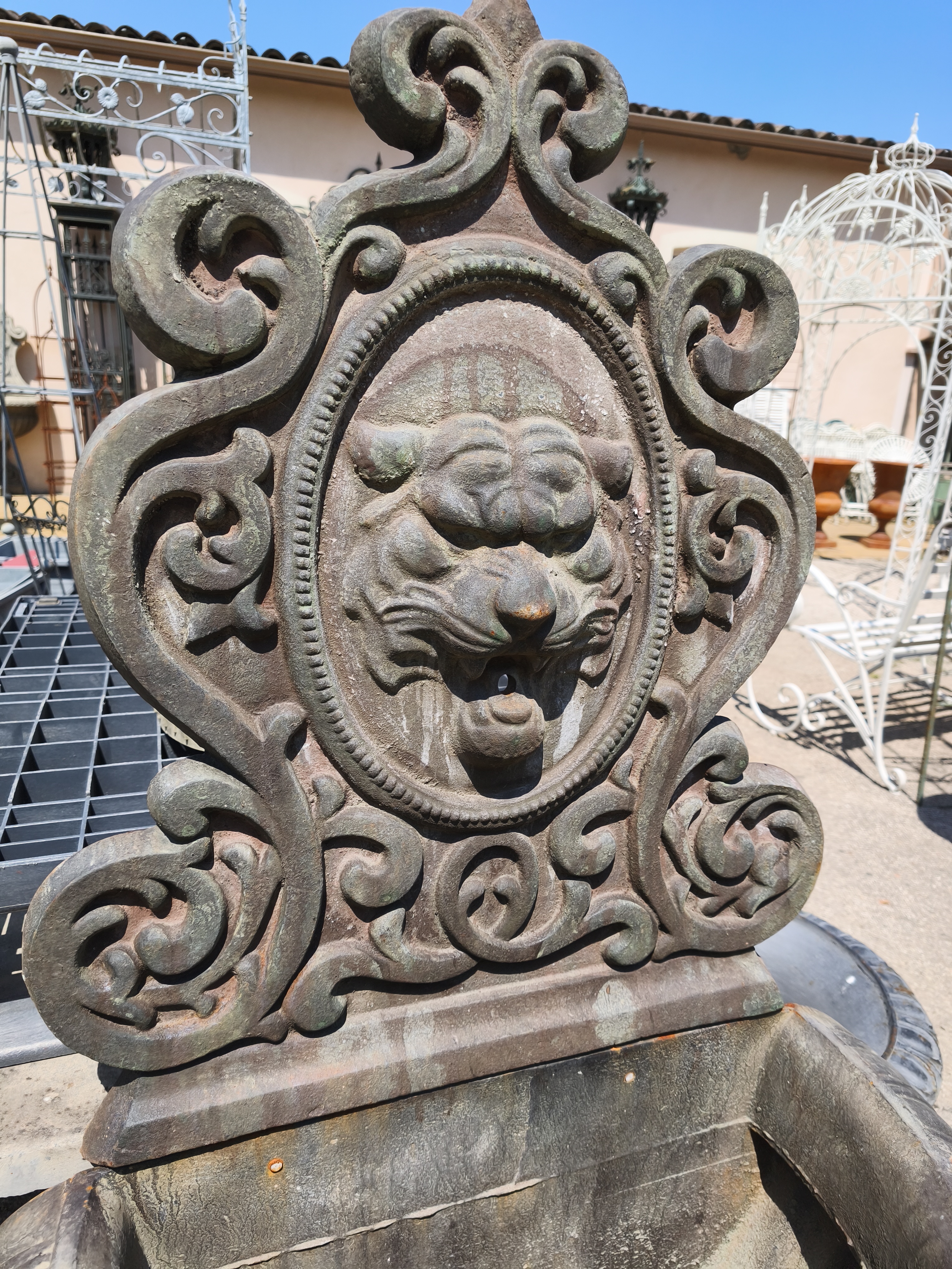 Fontaine en fonte à tête de lion