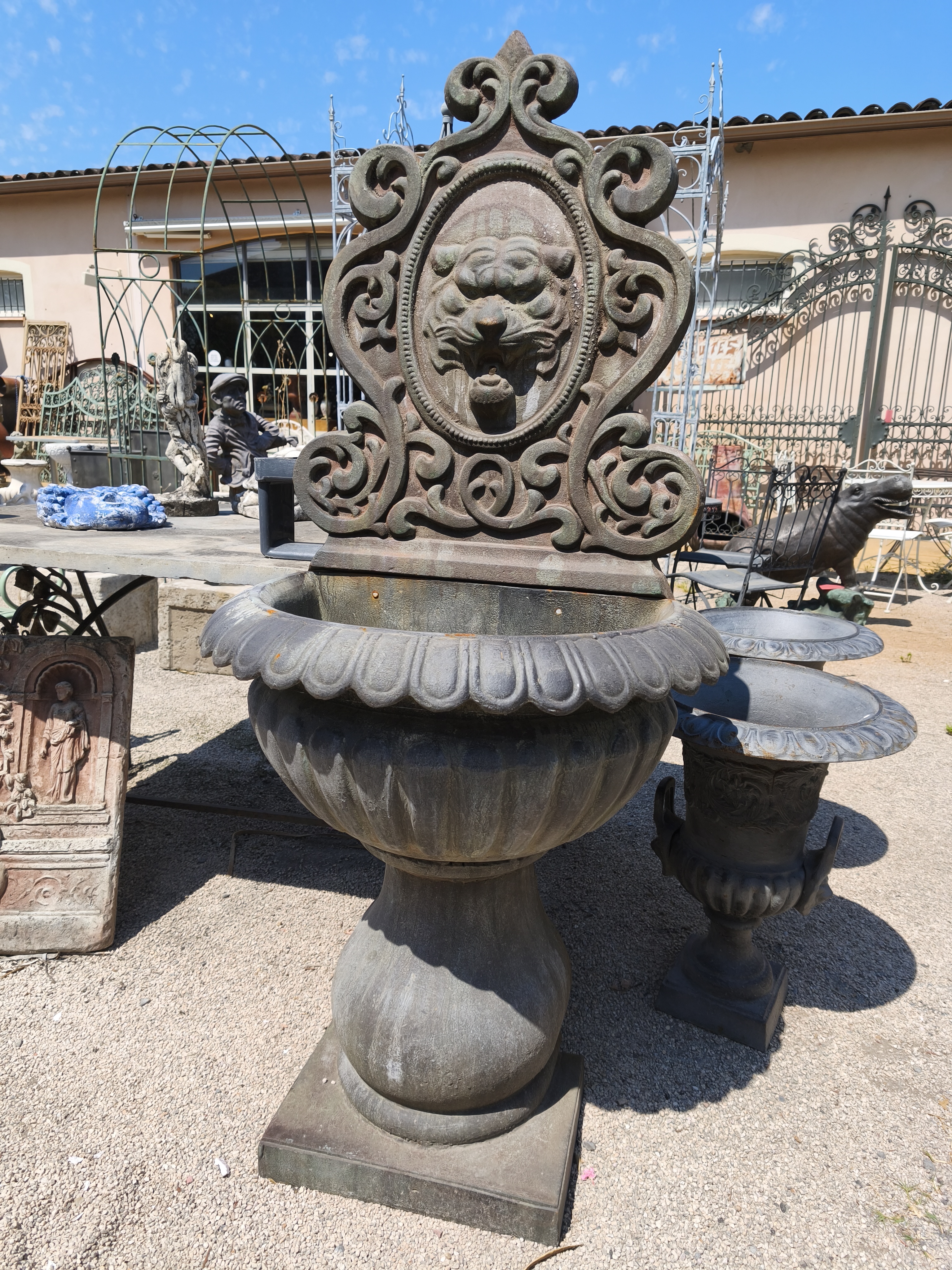 Fontaine en fonte à tête de lion