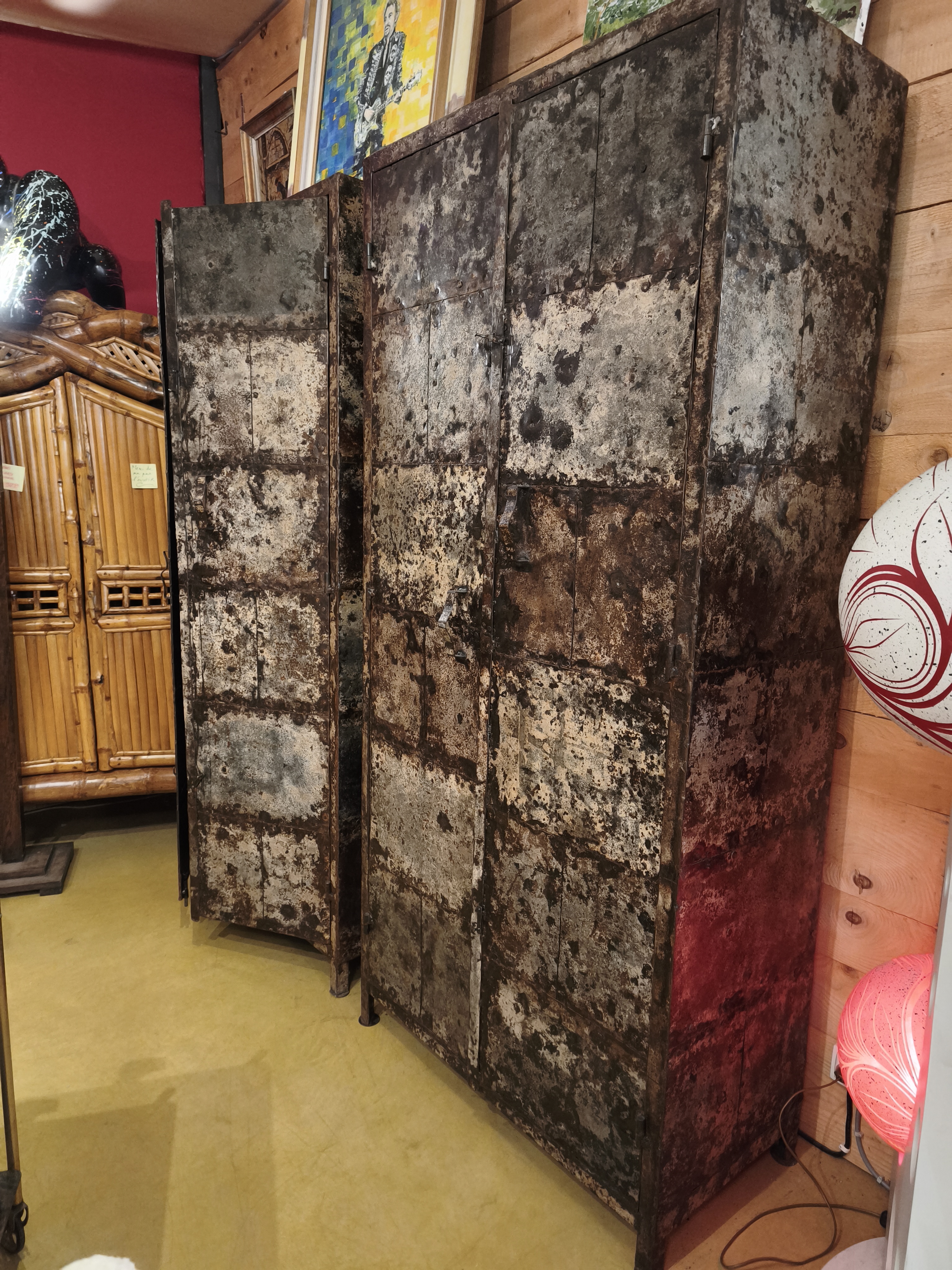 Armoire industrielle en tôle rivetée