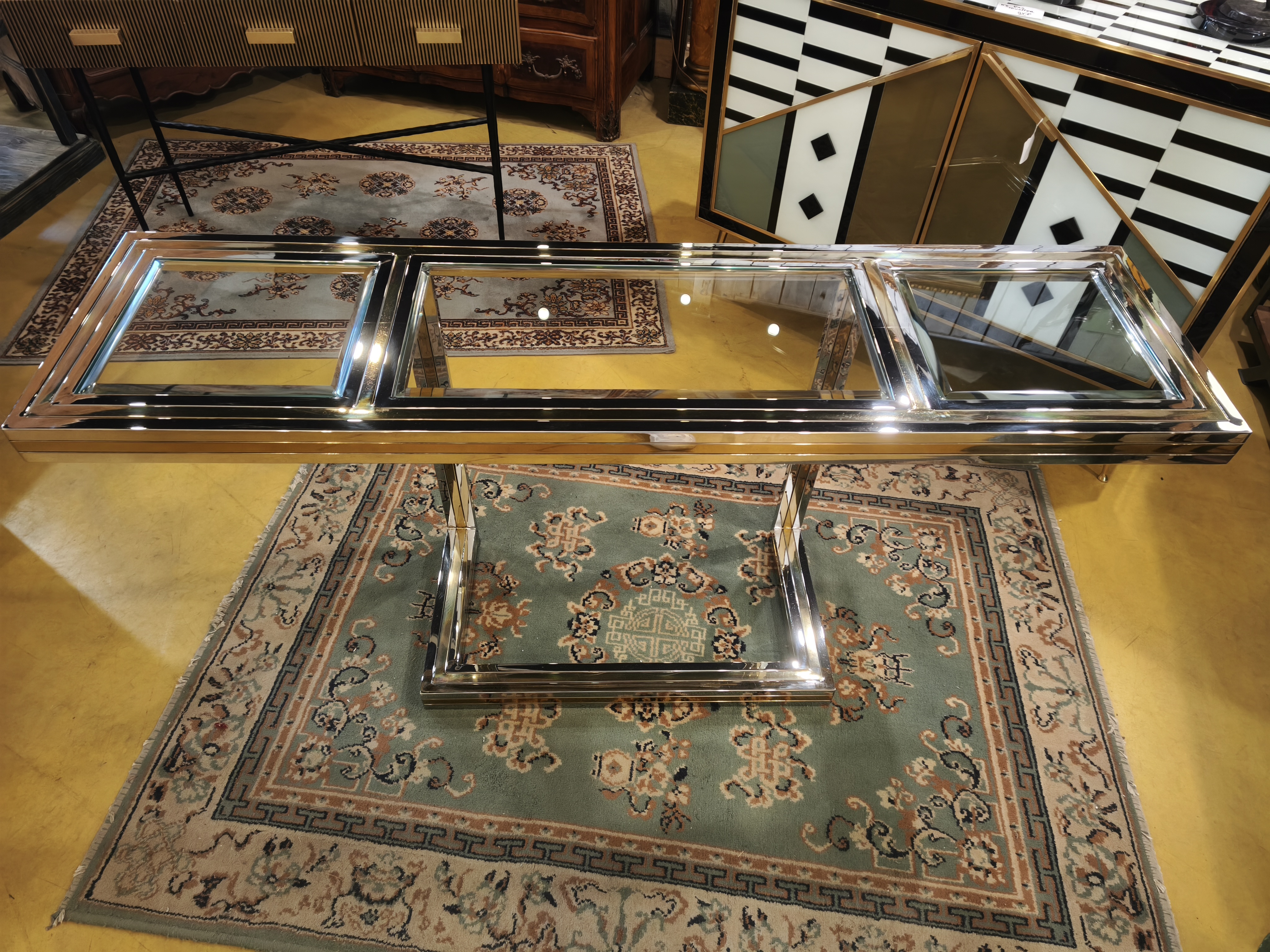 Console design en métal chromé, laiton et verre