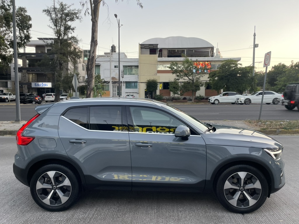 VOLVO XC40 2023