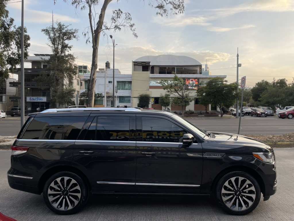 LINCOLN NAVIGATOR 2023