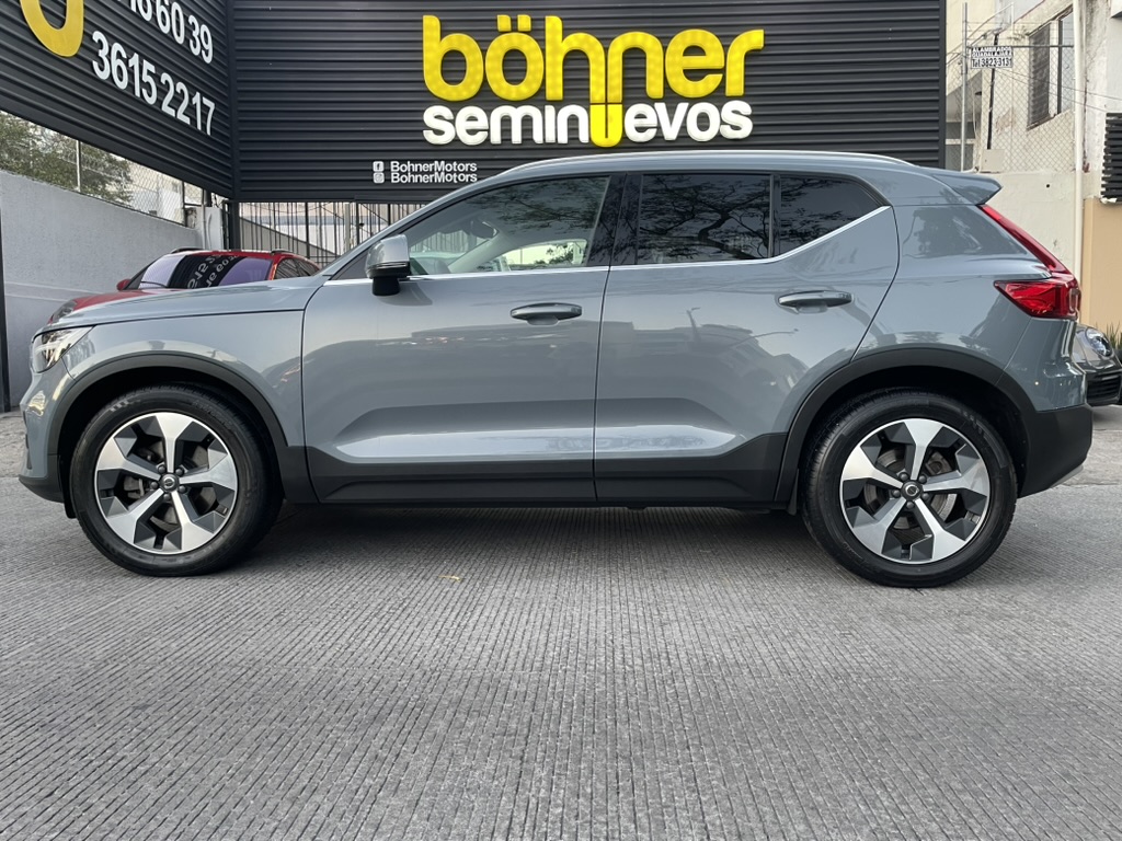 VOLVO XC40 2023