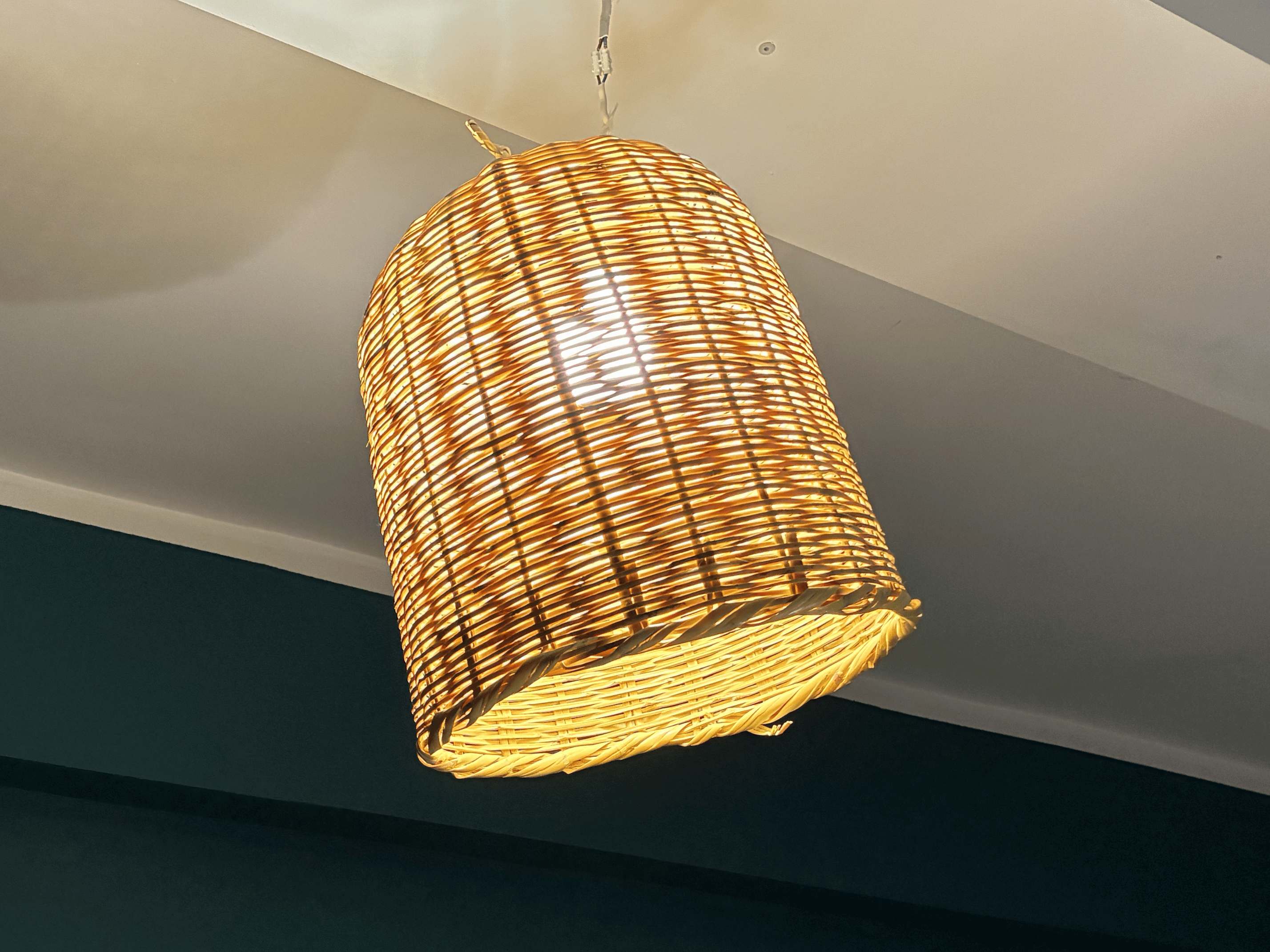 Lampa sufitowa w kształcie tuby wiklinowej