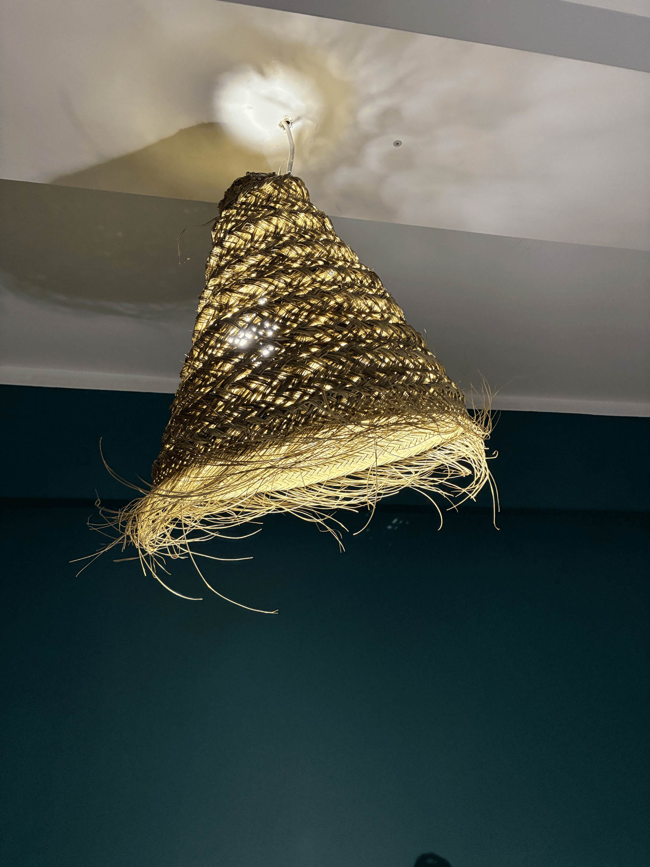 Lampa sufitowa wisząca na zewnątrz z plecionego wiklinowy