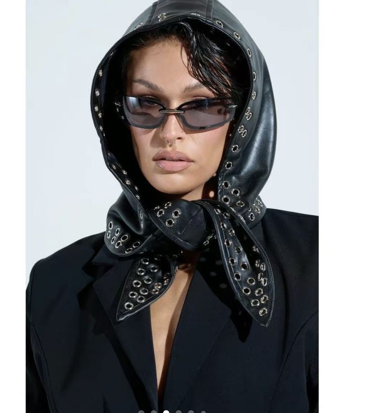 Foulard en cuir à œillets