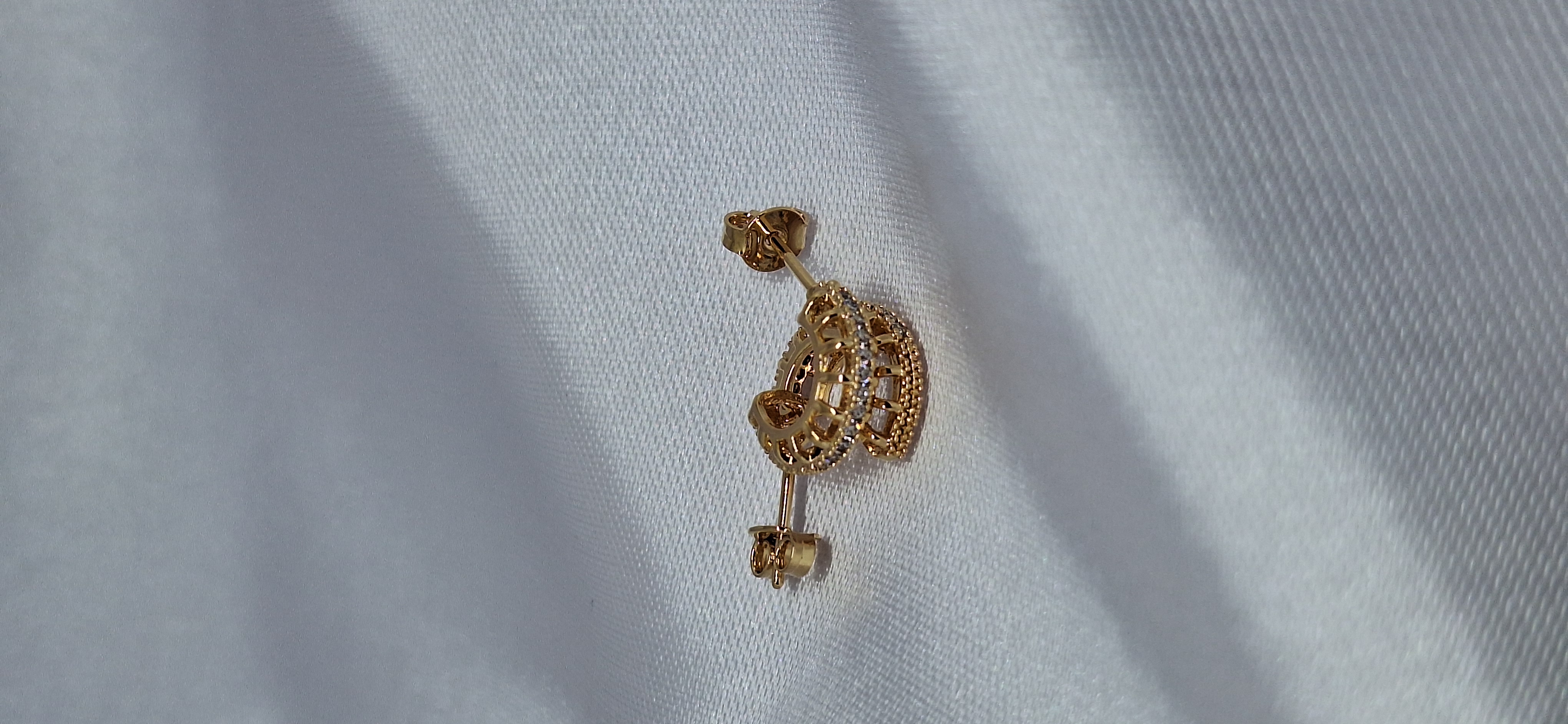 BRINCO ARGOLA CRAVEJADA EM CRISTAL EM OURO 18K