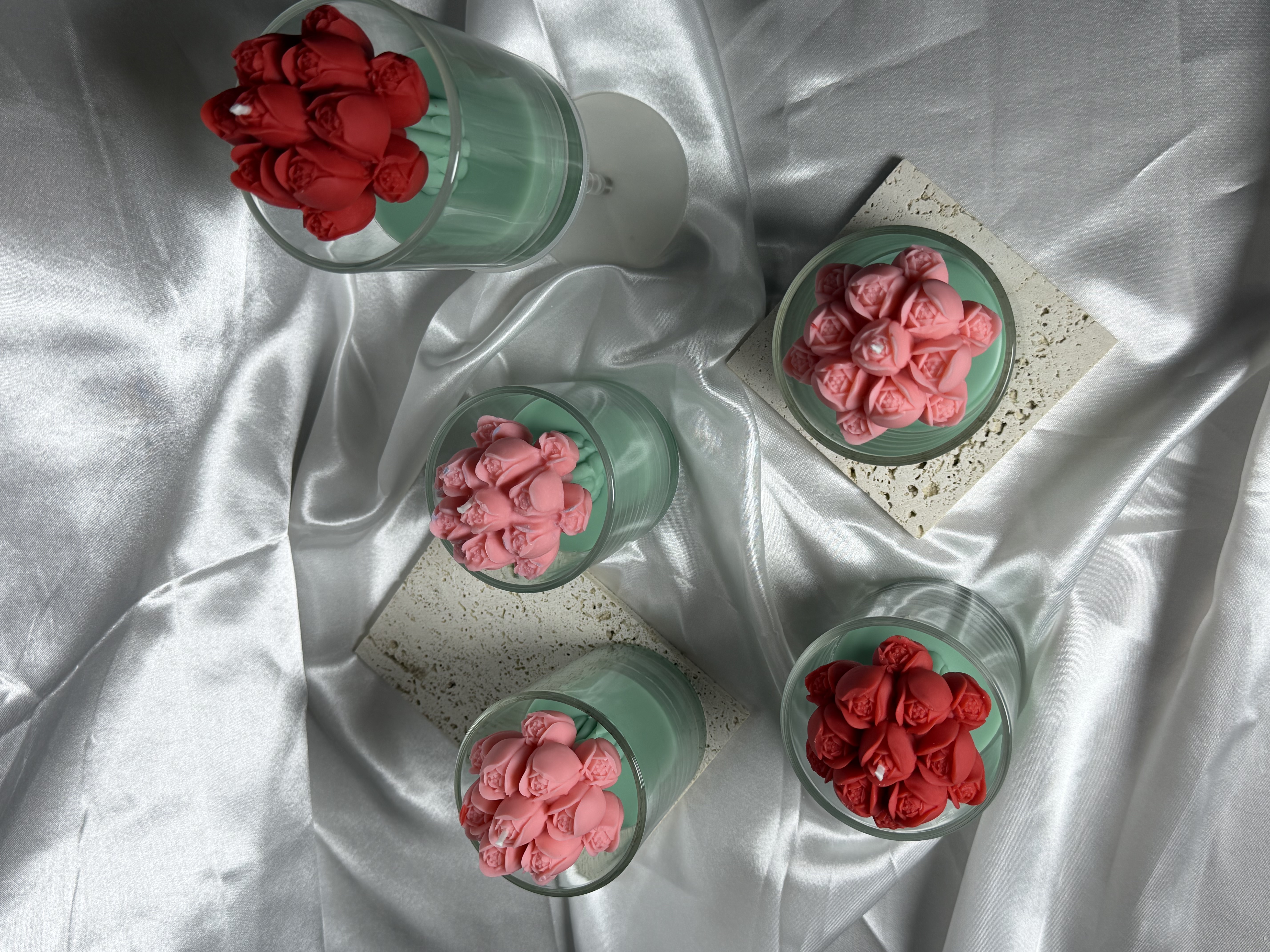 Tulpės stikliniame indelyje