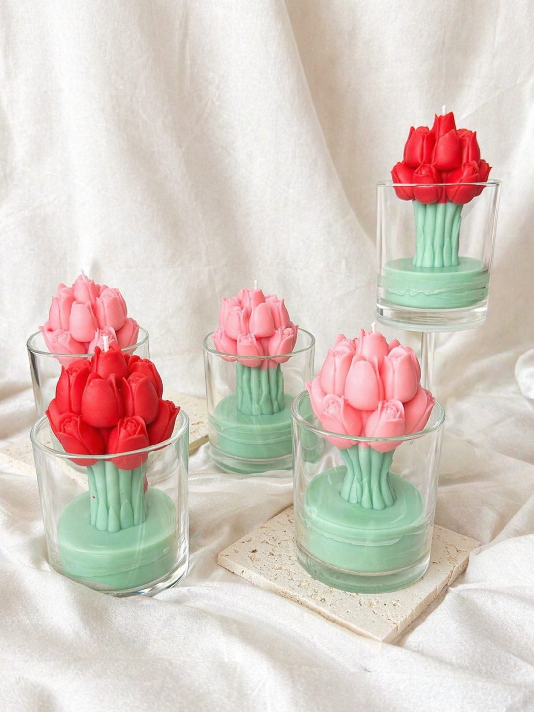 Tulpės stikliniame indelyje