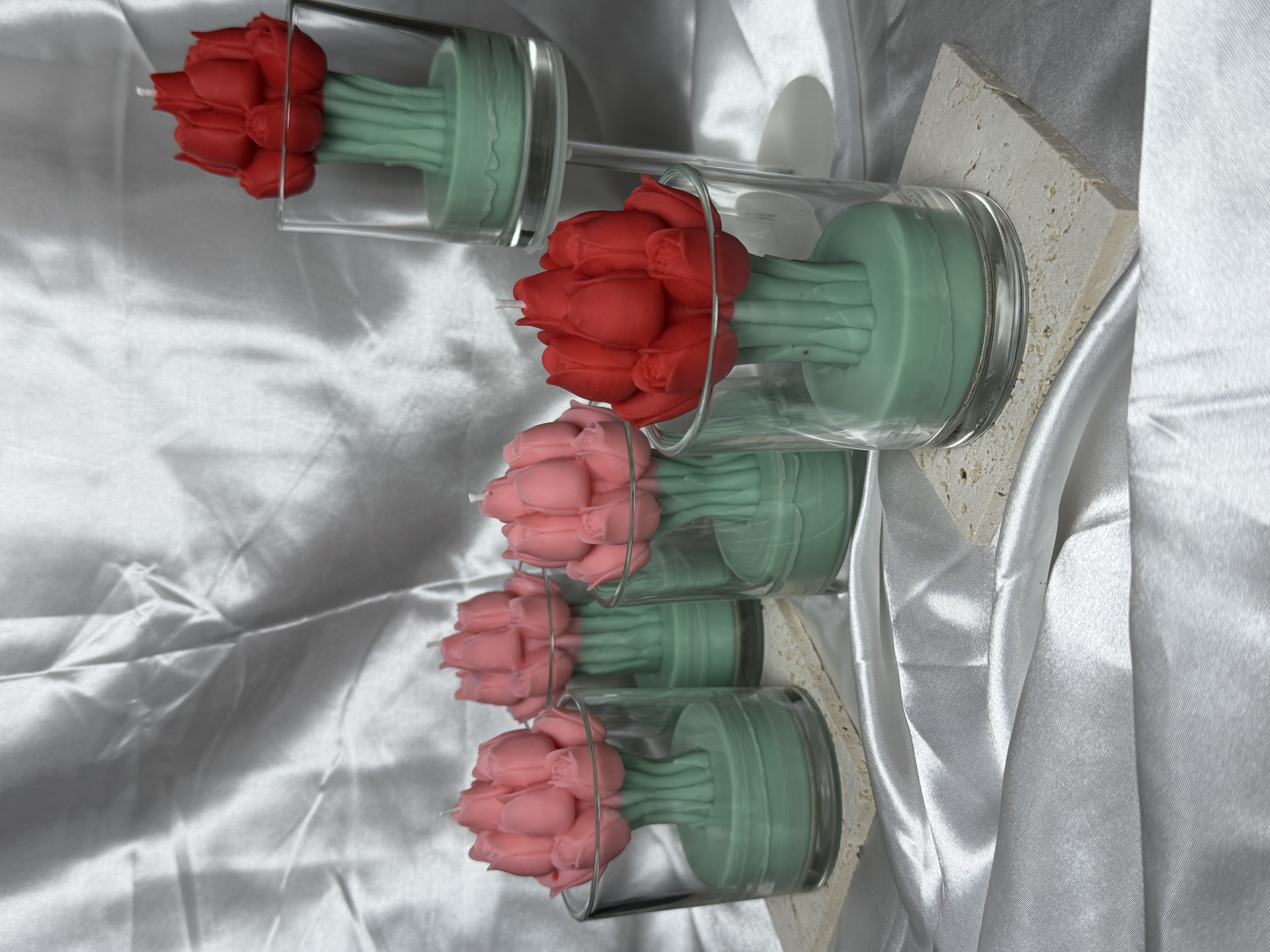 Tulpės stikliniame indelyje