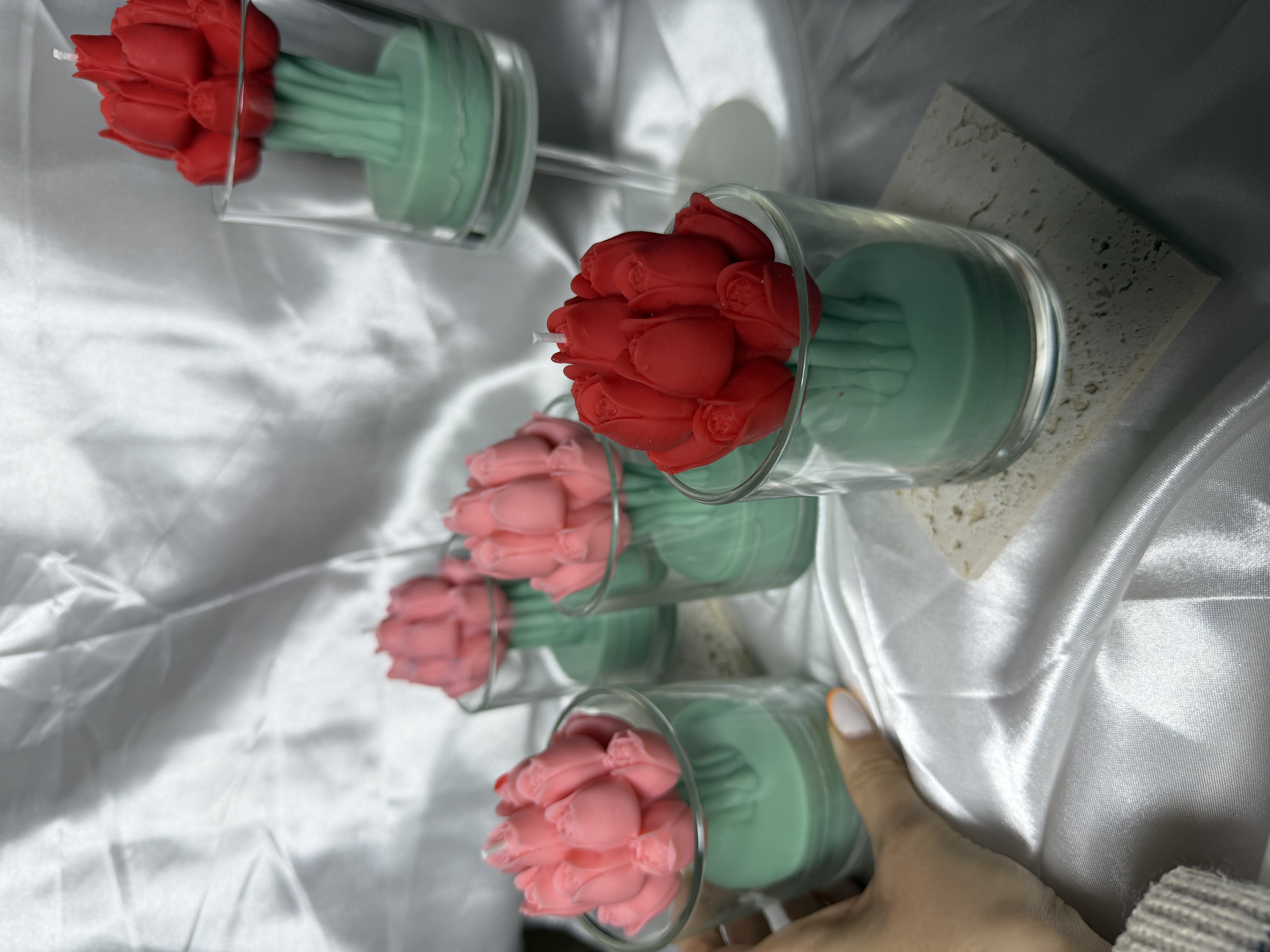 Tulpės stikliniame indelyje